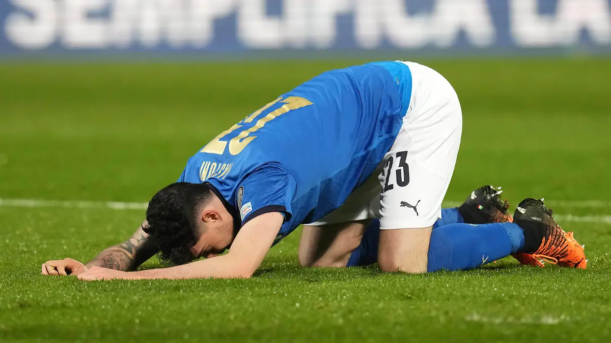  PALERMO, ITALY  MARCH 24: Alessandro Bastoni of Italy shows disappointment during the World Cup qualification match between Italy and North Macedonia at Stadio Renzo Barbera on March 24, 2022 in Palermo, Italy Copyright: xFotoagenziax