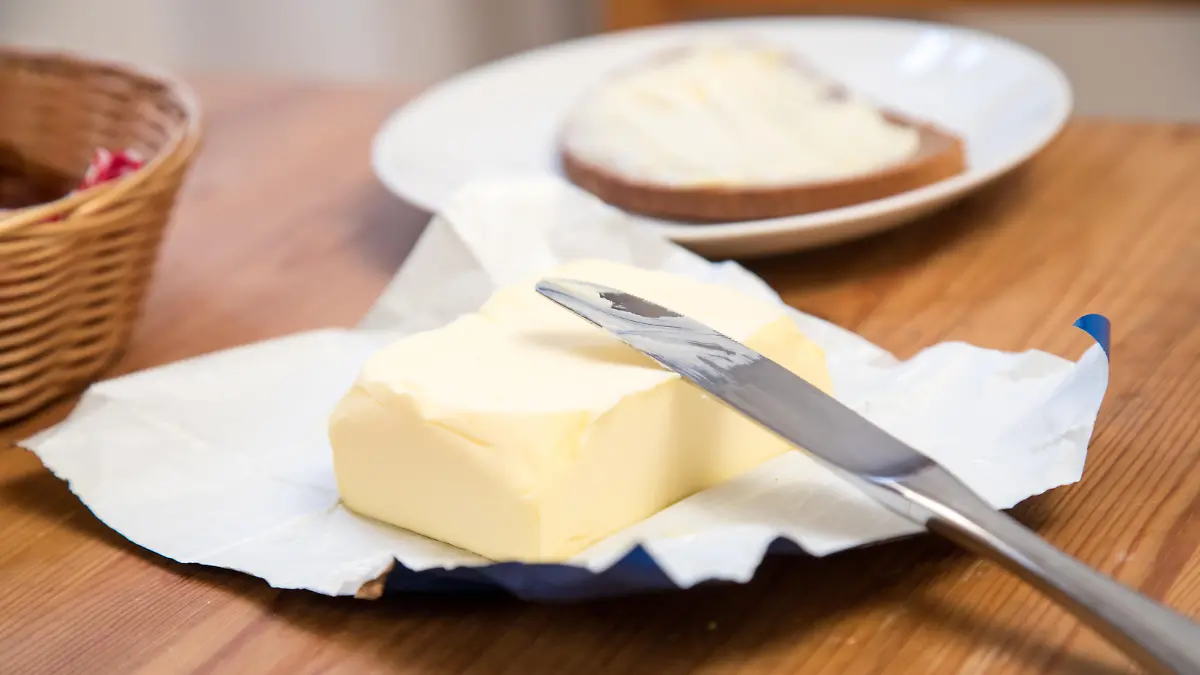 ILLUSTRATION - Butter und Brot, aufgenommen am 25.02.2018 in einer Wohnung in Hamburg (gestellte Szene). Foto: Christin Klose