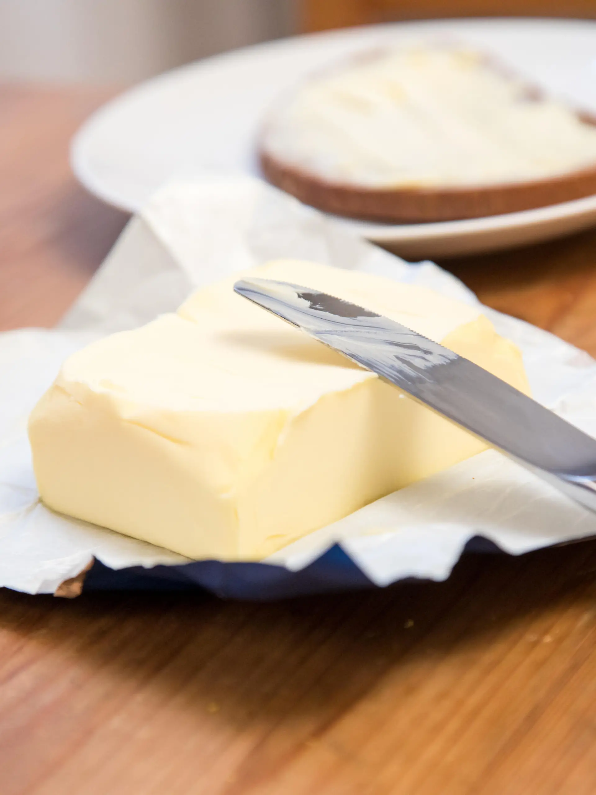 ILLUSTRATION - Butter und Brot, aufgenommen am 25.02.2018 in einer Wohnung in Hamburg (gestellte Szene). Foto: Christin Klose
