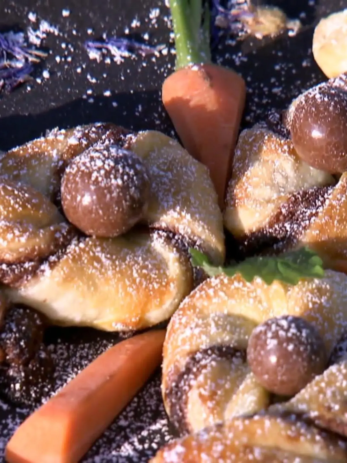Die Osterfeiertage stehen vor der Tür! Aber wisst ihr schon so genau, was ihr euren Gästen auftischen wollt? Für alle, die noch auf der Suche nach besonderen Rezeptideen sind, haben wir da etwas vorbereitet. Im Video zeig Köchin Dana Burde drei Blätterteig-Rezepte, die nicht nur lecker, sondern auch schnell und einfach zubereitet sind! Alle Rezepte haben wir aber auch noch einmal schriftlich für euch zusammengefasst.
