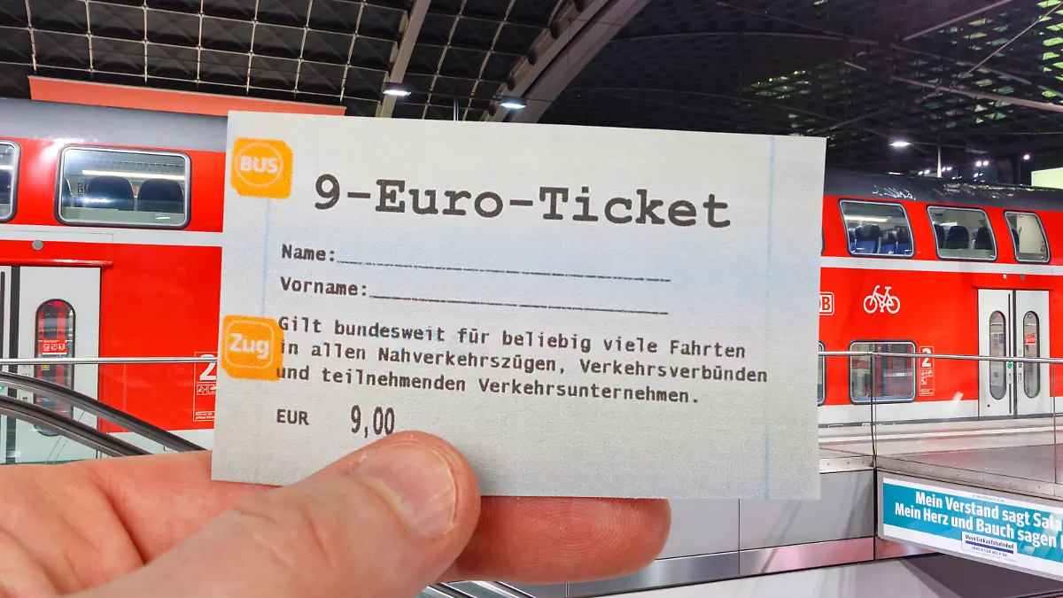 9-Euro-Ticket 9 Euro Ticket mit Regionalbahn Regionalzug Fotomontage in Berlin, Deutschland Berlin, Deutschland - 17. Mai 2022: 9-Euro-Ticket 9 Euro Ticket mit Regionalbahn Regionalzug Fotomontage in Berlin, Deutschland. *** 9 Euro ticket 9 Euro ticket with regional train regional train photo montage in Berlin, Germany Berlin, Germany 17 May 2022 9 Euro ticket 9 Euro ticket with regional train regional train photo montage in Berlin, Germany