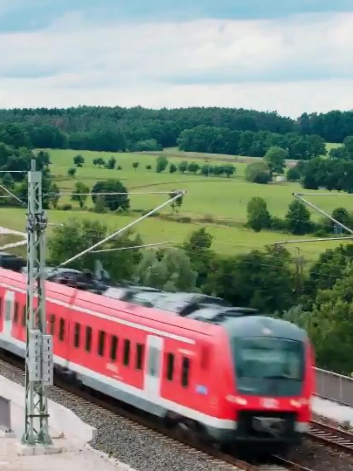 Bild zu: "Vorverkauf für 9-Euro-Ticket startet"