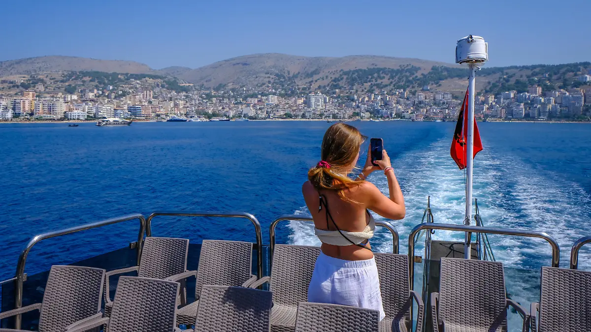 Saranda, Albanien - Badeort Saranda an der Albanischen Riviera. Faehre faehrt von Saranda nach Korfu Griechenland.