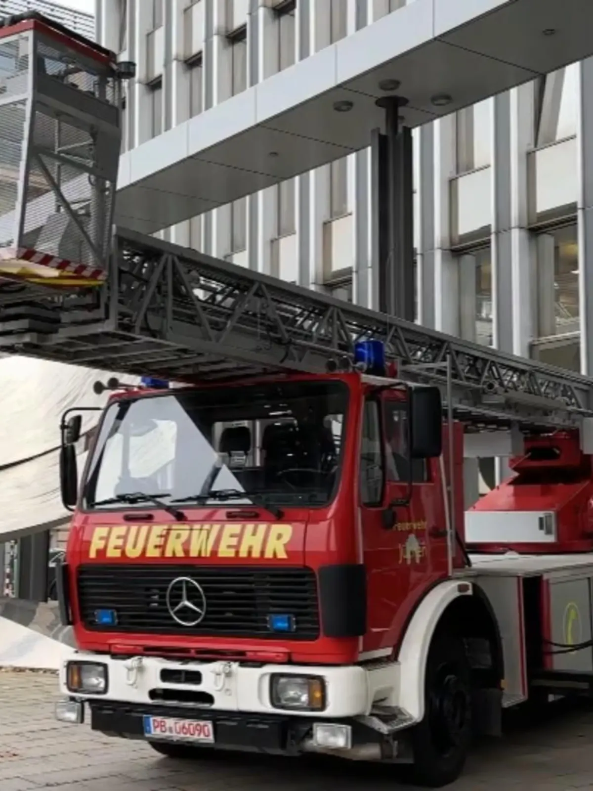 Bild zu: "Reul übergibt Feuerwehrauto"