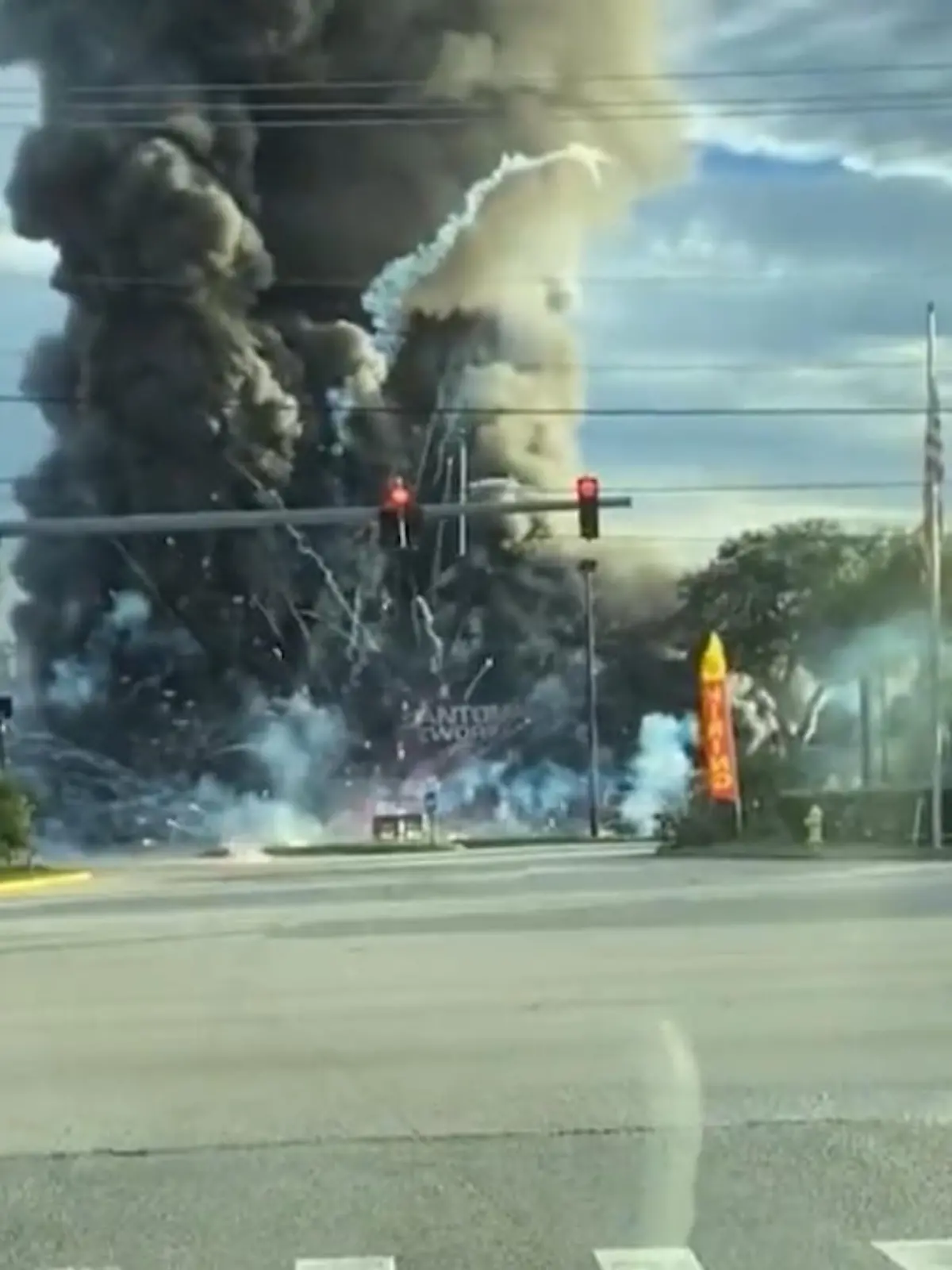 Auf einer Kreuzung in Melbourne, Florida, ist ein Geländewagen mit einem Pick-up zusammengestoßen. Der SUV krachte nach dem Unfall durch das Fenster eines Feuerwerksgeschäftes. Die daraus resultierende Explosion sehen Sie im Video.