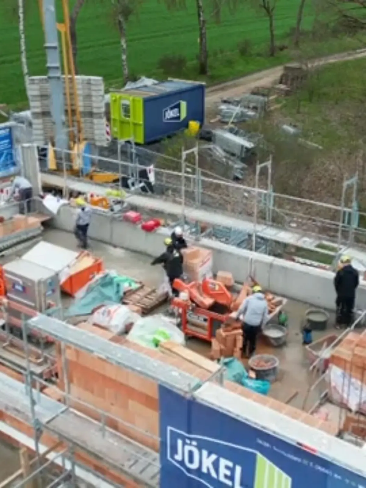 Steine reichen, Mörtel anmischen, Werkzeuge holen: Ein Bau-Unternehmen aus Osthessen macht jetzt Schluss mit klassischen Azubi-Aufgaben. Stattdessen lässt die Firma Jökel aus Schlüchtern seine Lehrlinge direkt ein ganzes Haus bauen! Wie das funktioniert, zeigen wir im Video.