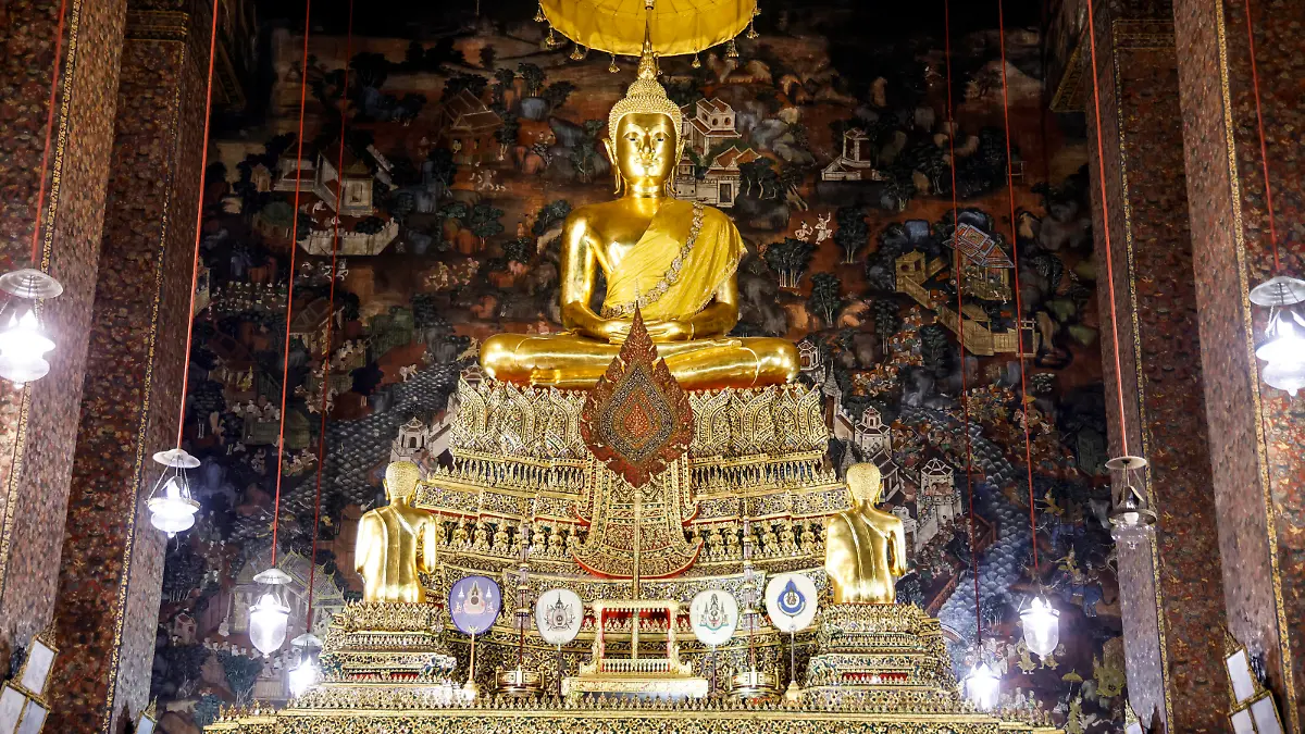 This picture shows a statue of buddha and details of the main chapel of the Wat Pho temple during a visit of France's President, in Bangkok, on November 18, 2022 on the sidelines of the Asia-Pacific Economic Cooperation (APEC) Summit. (Photo by Ludovic MARIN / various sources / AFP)//04SIPA_Sipa.3649/Credit:Marin / POOL/SIPA/2211181602/Credit:Marin / POOL/SIPA/2211181614