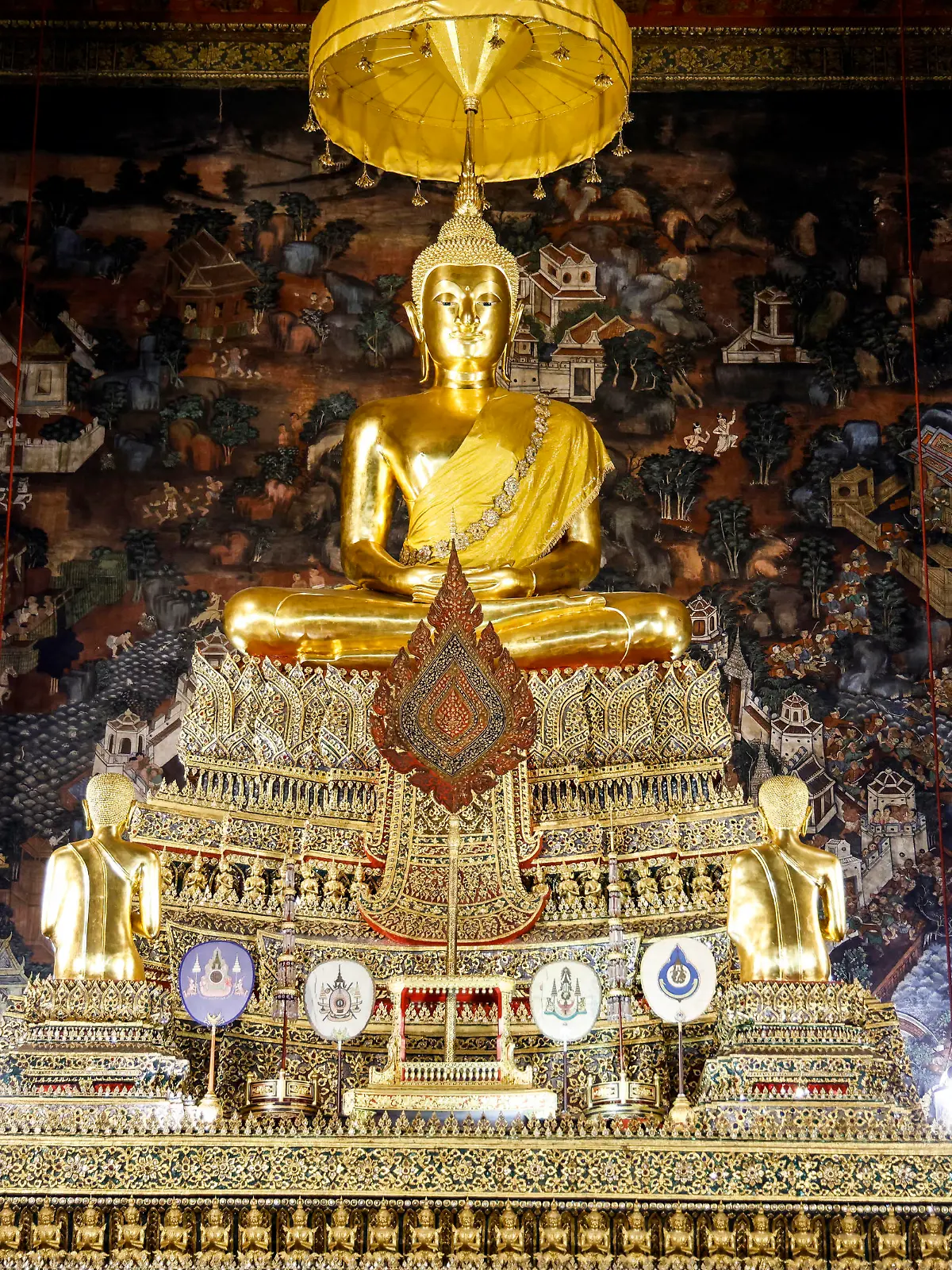 This picture shows a statue of buddha and details of the main chapel of the Wat Pho temple during a visit of France's President, in Bangkok, on November 18, 2022 on the sidelines of the Asia-Pacific Economic Cooperation (APEC) Summit. (Photo by Ludovic MARIN / various sources / AFP)//04SIPA_Sipa.3649/Credit:Marin / POOL/SIPA/2211181602/Credit:Marin / POOL/SIPA/2211181614