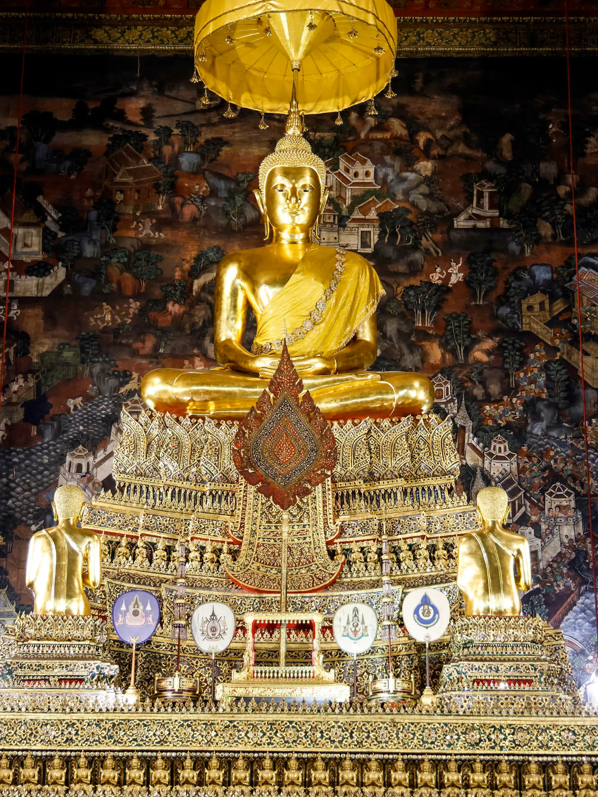 This picture shows a statue of buddha and details of the main chapel of the Wat Pho temple during a visit of France's President, in Bangkok, on November 18, 2022 on the sidelines of the Asia-Pacific Economic Cooperation (APEC) Summit. (Photo by Ludovic MARIN / various sources / AFP)//04SIPA_Sipa.3649/Credit:Marin / POOL/SIPA/2211181602/Credit:Marin / POOL/SIPA/2211181614