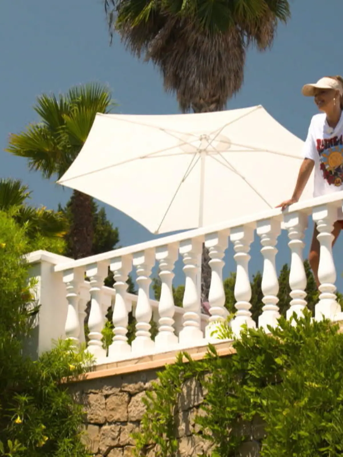 Bild zu: "Bonnie Stranges Neustart auf Ibiza"