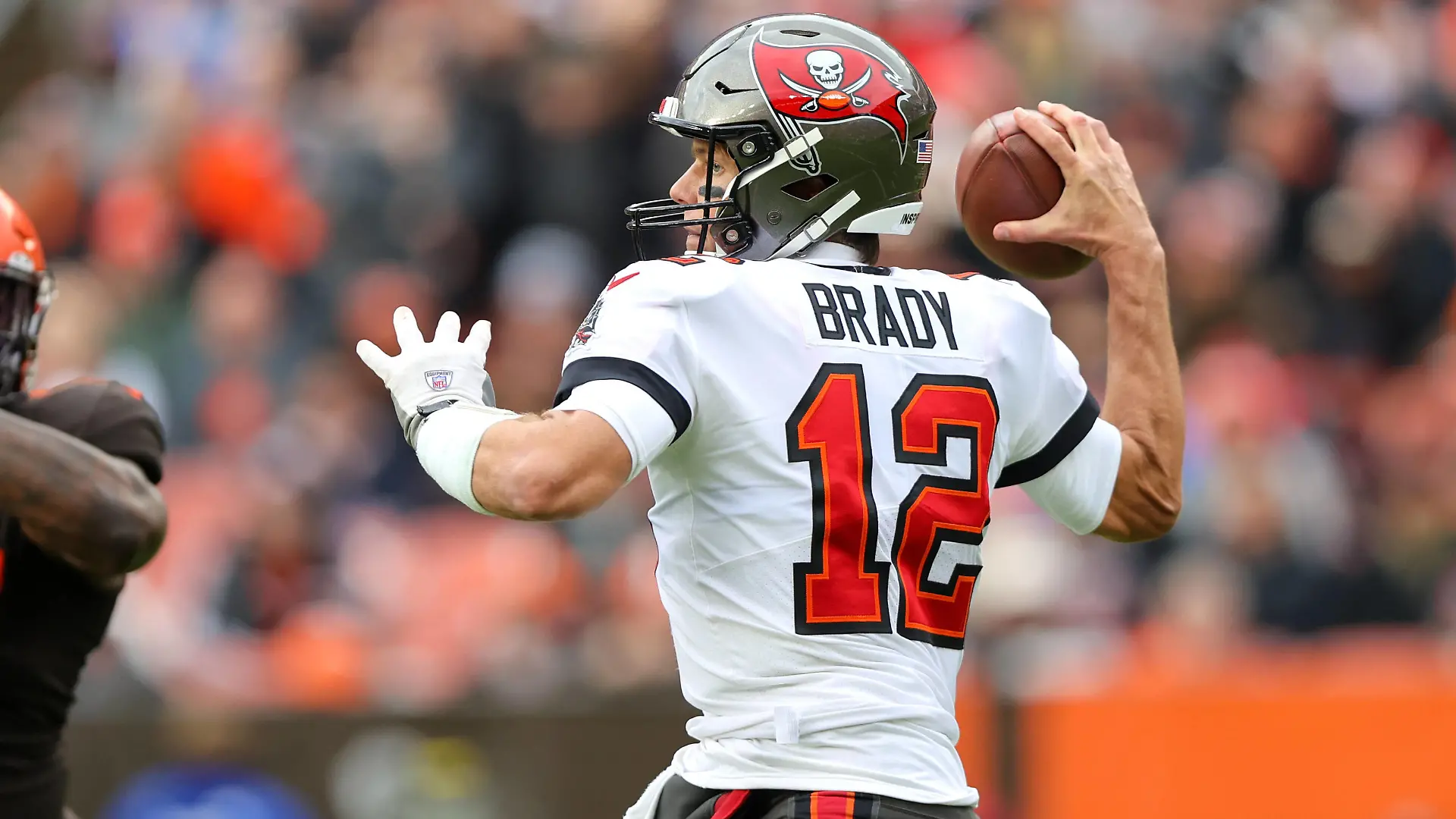 CLEVELAND, OH - NOVEMBER 27: Tampa Bay Buccaneers quarterback Tom Brady 12 throws a pass during the second quarter of the National Football League game between the Tampa Bay Buccaneers and Cleveland Browns on November 27, 2022, at FirstEnergy Stadium in Cleveland, OH. Photo by Frank Jansky/Icon Sportswire NFL, American Football Herren, USA NOV 27 Buccaneers at Browns Icon221127010