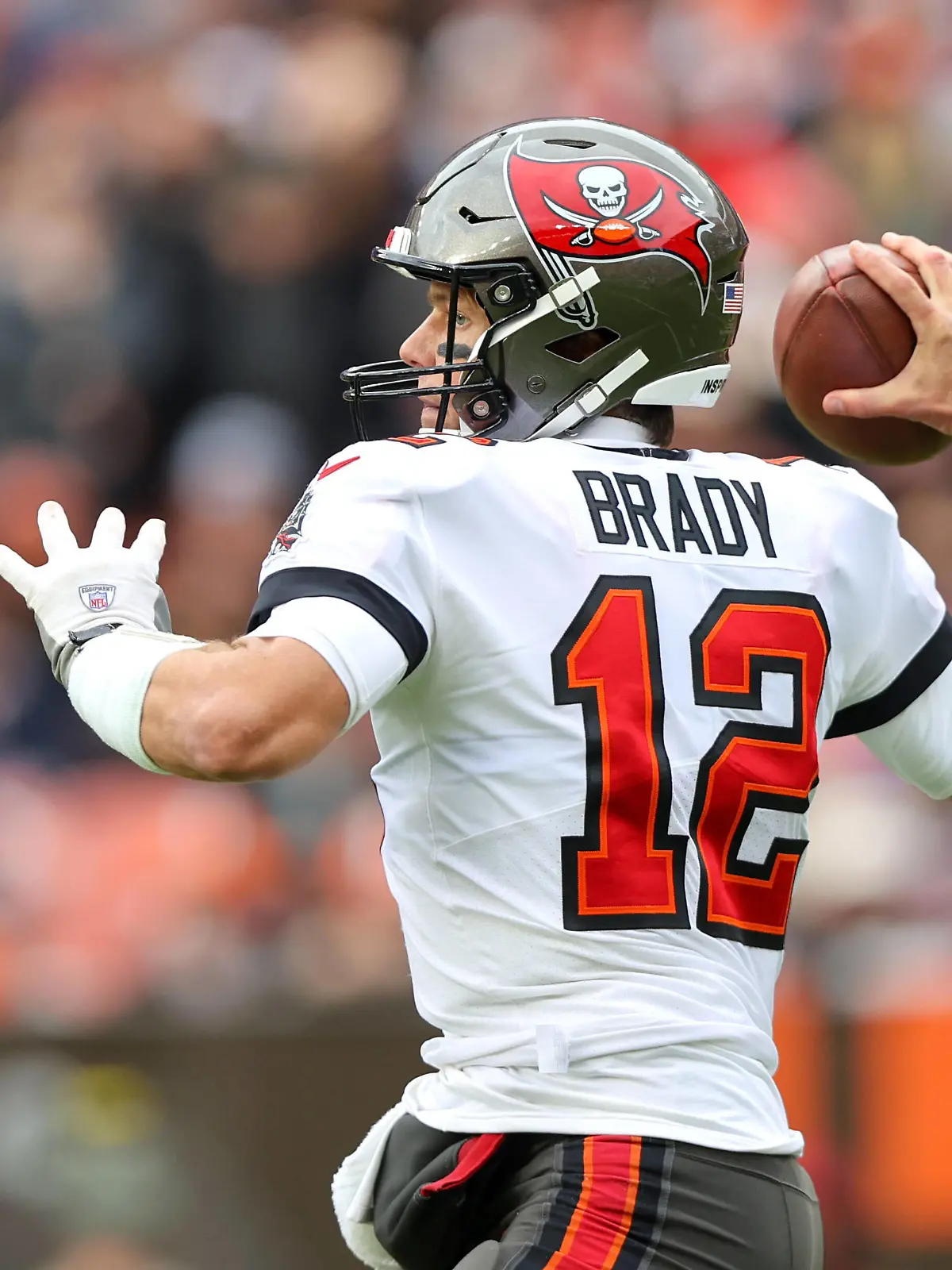  CLEVELAND, OH - NOVEMBER 27: Tampa Bay Buccaneers quarterback Tom Brady 12 throws a pass during the second quarter of the National Football League game between the Tampa Bay Buccaneers and Cleveland Browns on November 27, 2022, at FirstEnergy Stadium in Cleveland, OH. Photo by Frank Jansky/Icon Sportswire NFL, American Football Herren, USA NOV 27 Buccaneers at Browns Icon221127010