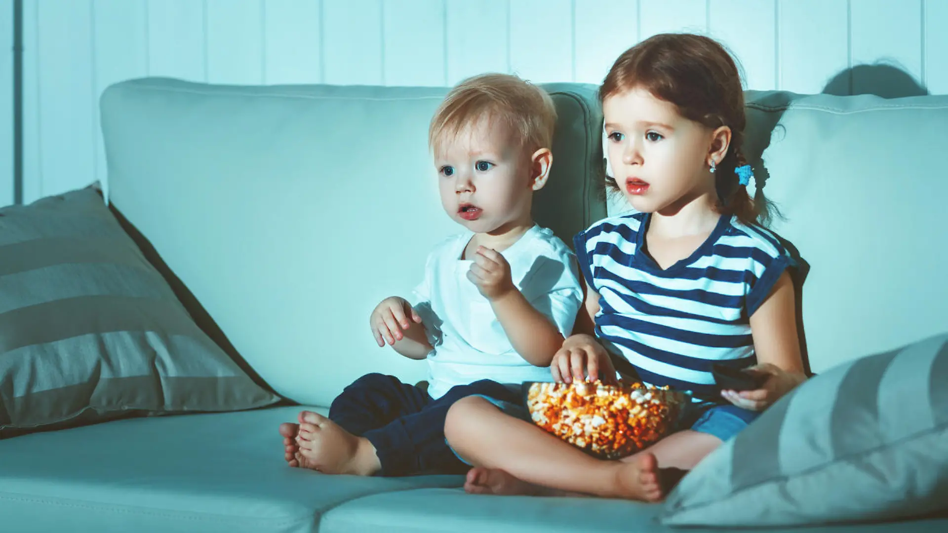 Geschwisterkinder, die abends fernsehen