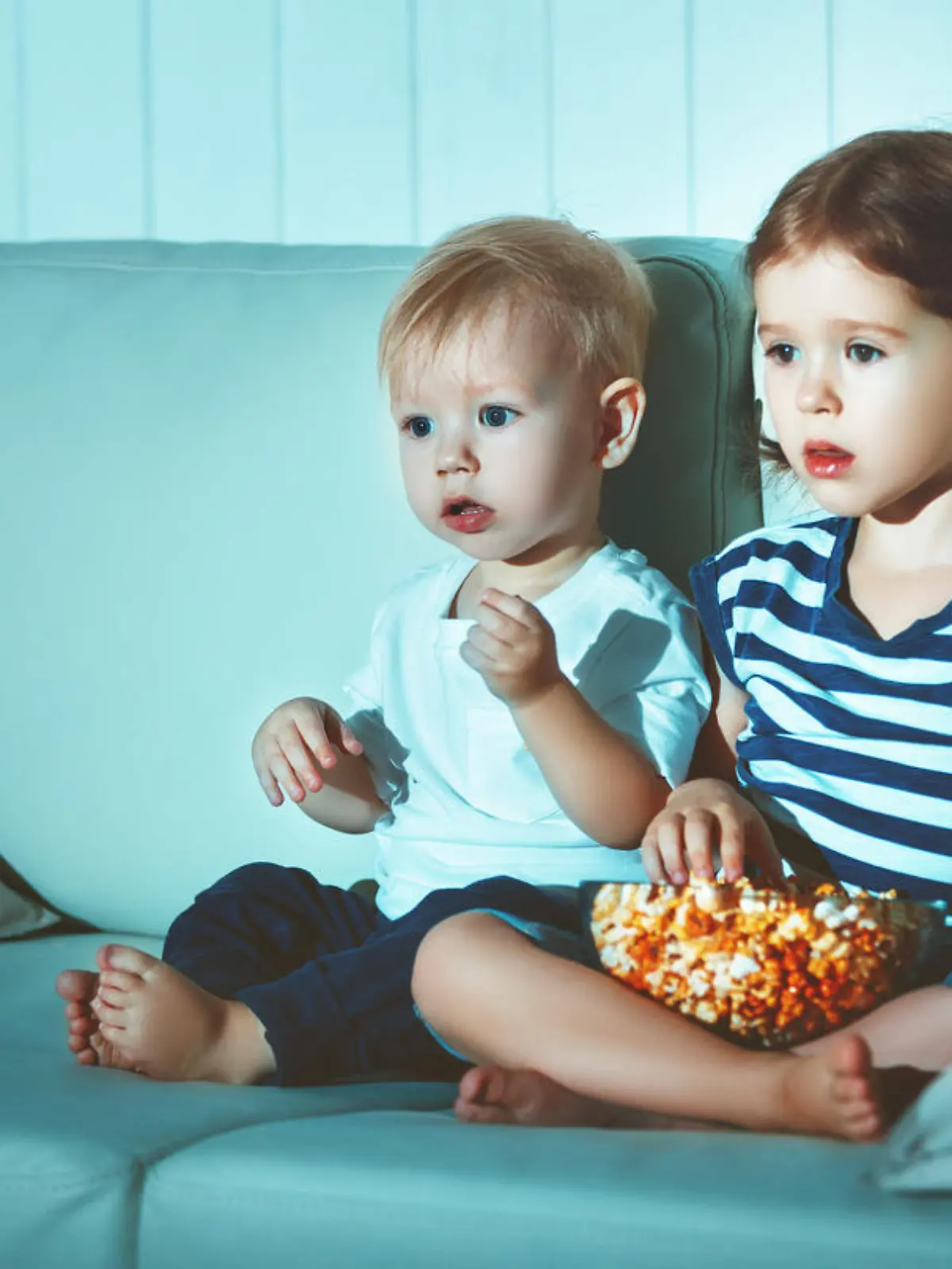 Geschwisterkinder, die abends fernsehen