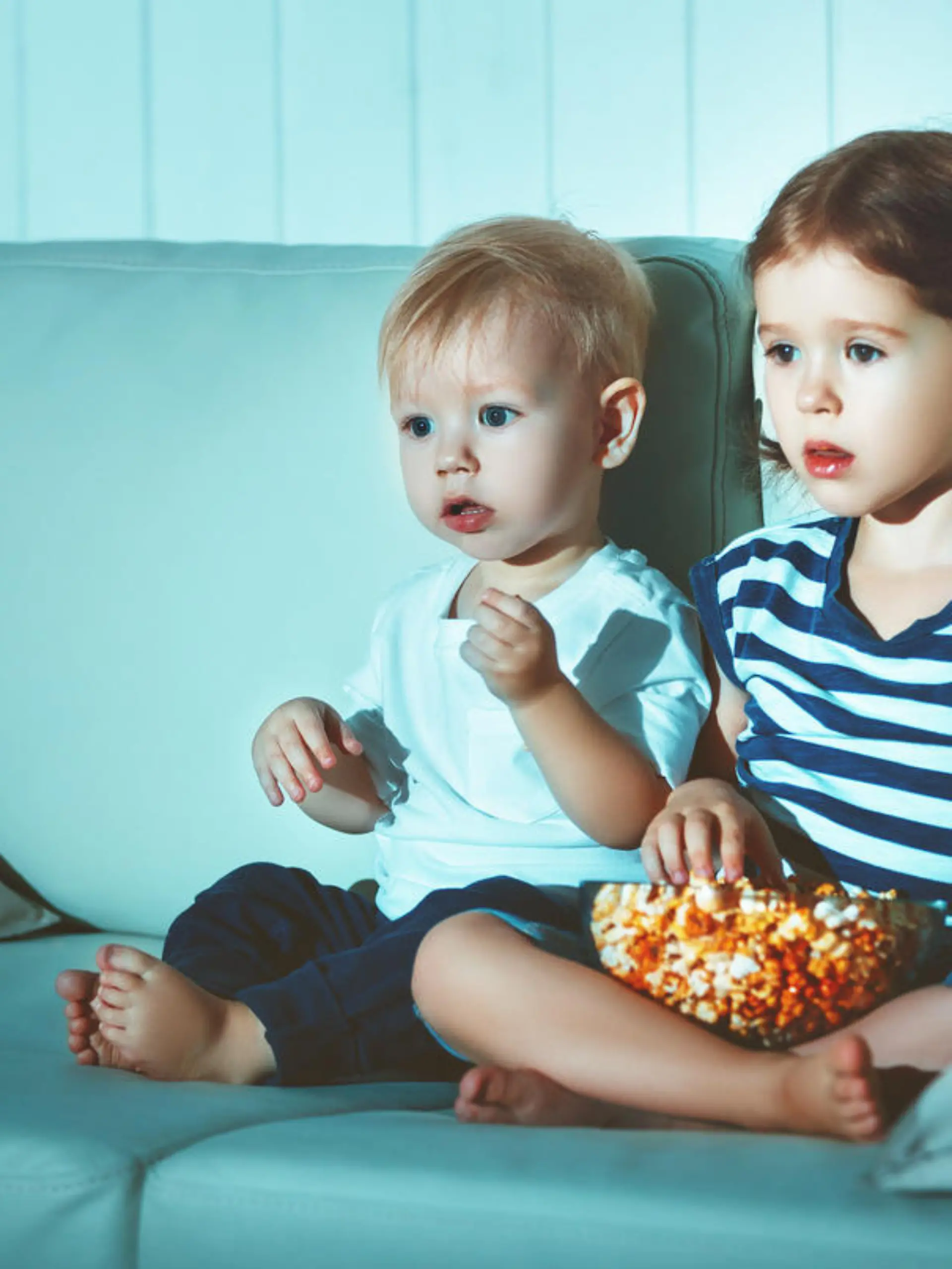 Geschwisterkinder, die abends fernsehen