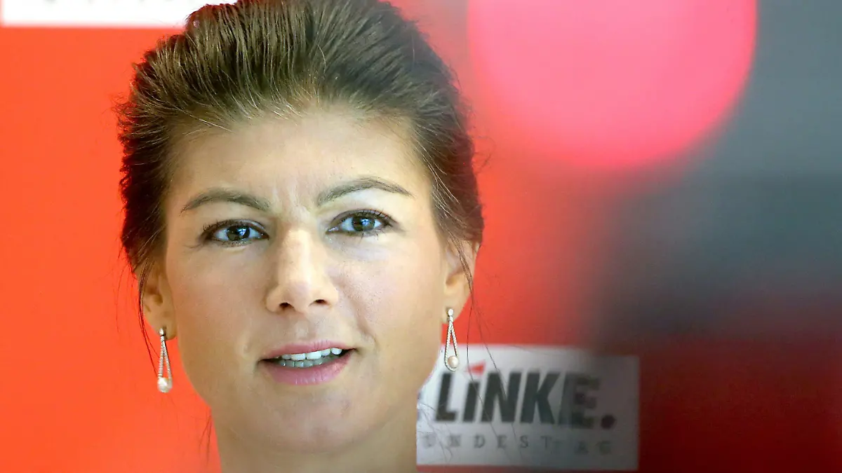 ARCHIV - 24.09.2019, Berlin: Sahra Wagenknecht (Die Linke), damals Fraktionsvorsitzende, spricht zu Beginn der Sitzung der Bundestagsfraktion ihrer Partei. Eine Krisensitzung der Linken hat nach Angaben aus Teilnehmerkreisen keine Annäherung in der von Spaltung bedrohten Partei gebracht. (zu dpa "Krisenschalte der Linken mit Wagenknecht - aber ohne Annäherung") Foto: Wolfgang Kumm/dpa +++ dpa-Bildfunk +++