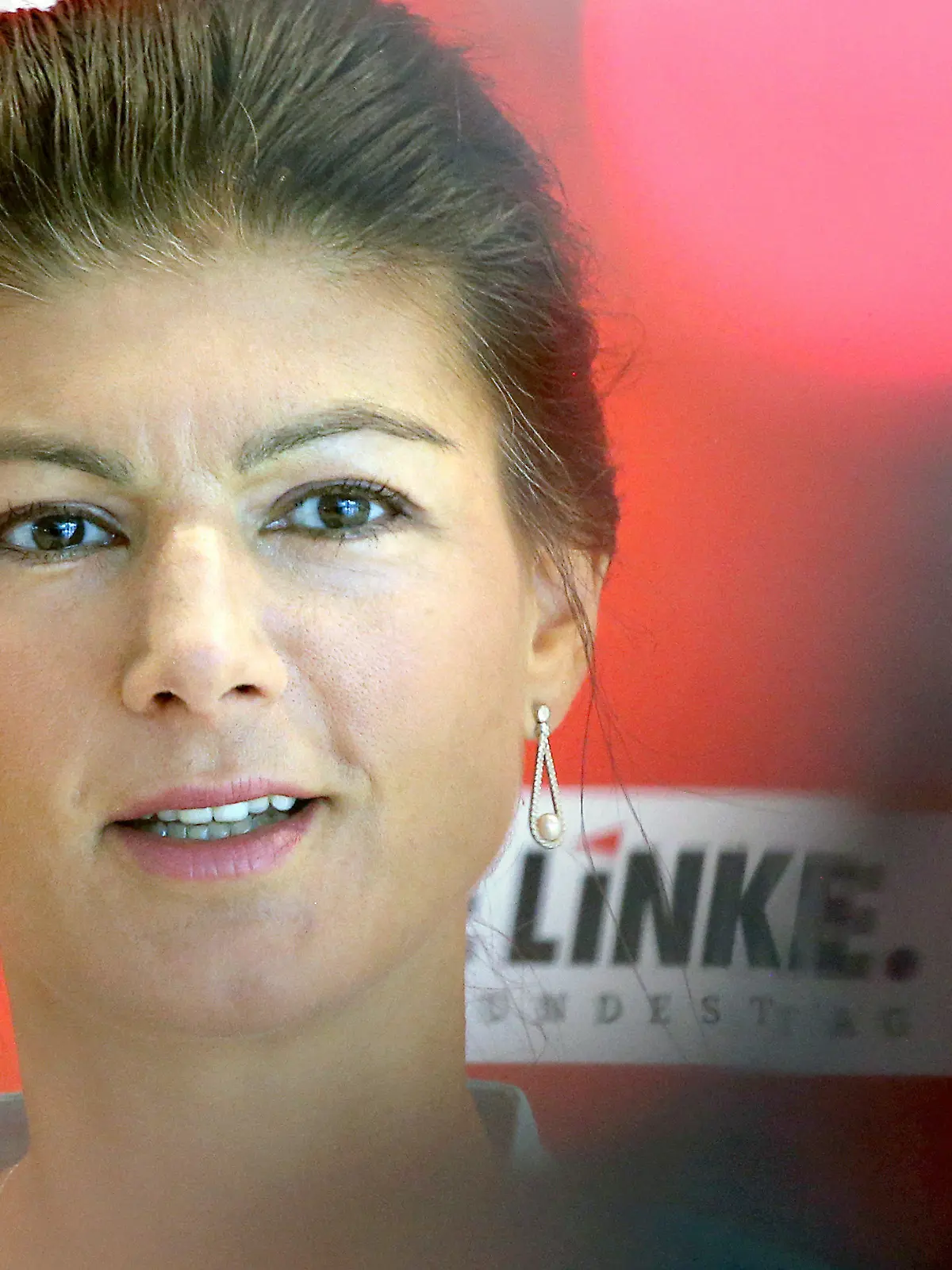 ARCHIV - 24.09.2019, Berlin: Sahra Wagenknecht (Die Linke), damals Fraktionsvorsitzende, spricht zu Beginn der Sitzung der Bundestagsfraktion ihrer Partei. Eine Krisensitzung der Linken hat nach Angaben aus Teilnehmerkreisen keine Annäherung in der von Spaltung bedrohten Partei gebracht. (zu dpa "Krisenschalte der Linken mit Wagenknecht - aber ohne Annäherung") Foto: Wolfgang Kumm/dpa +++ dpa-Bildfunk +++