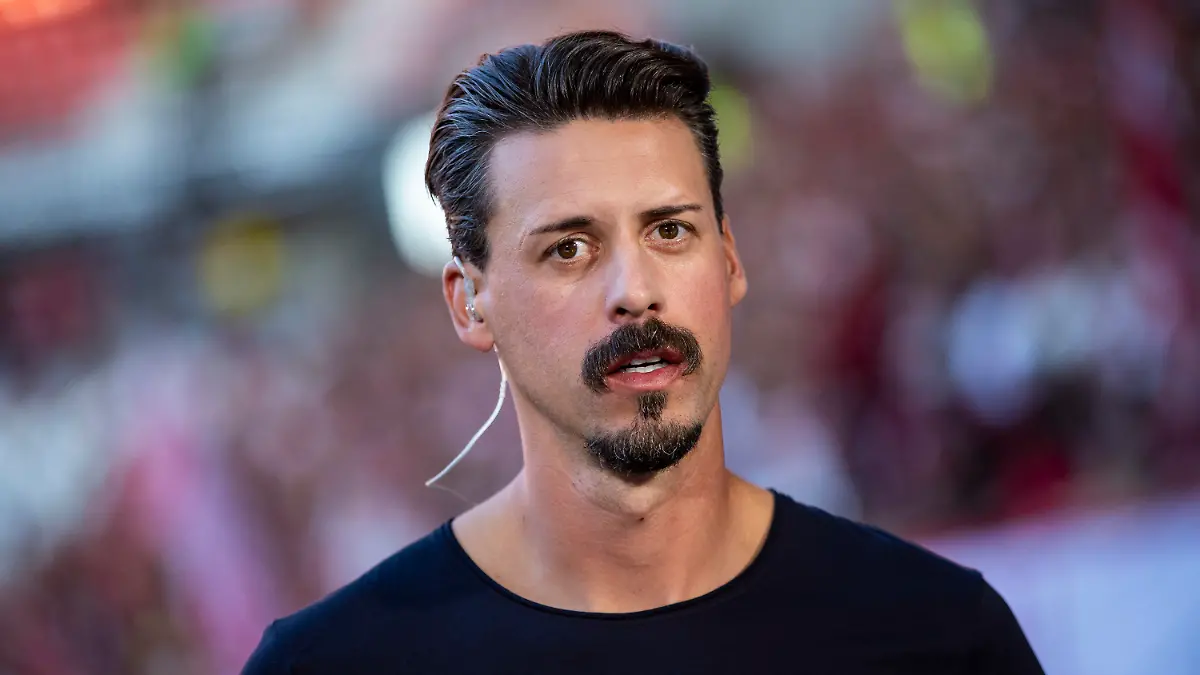 ARCHIV - 12.08.2022, Baden-Württemberg, Freiburg im Breisgau: Fußball: Bundesliga, SC Freiburg - Borussia Dortmund, 2. Spieltag im Dreisamstadion. Sandro Wagner steht vor dem Spiel im Stadion. Wagner war Co-Kommentator bei der Partie gegen Spanien. (zu dpa: «Ärger über Wagner-Kommentar: ZDF will mit Experte sprechen») Foto: Tom Weller/Deutsche Presse-Agentur GmbH/dpa +++ dpa-Bildfunk +++