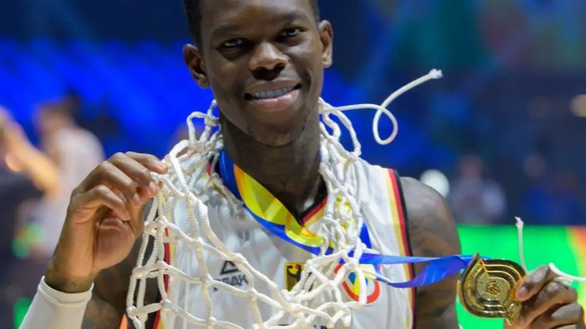 Dennis Schröder hat sich neben der Goldmedaille ein weiteres Andenken gesichert.