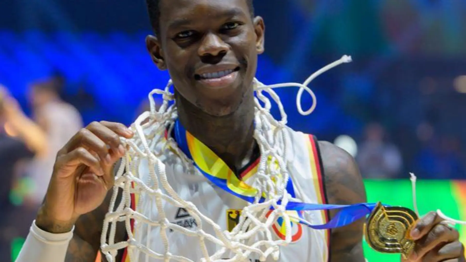 Dennis Schröder hat sich neben der Goldmedaille ein weiteres Andenken gesichert.