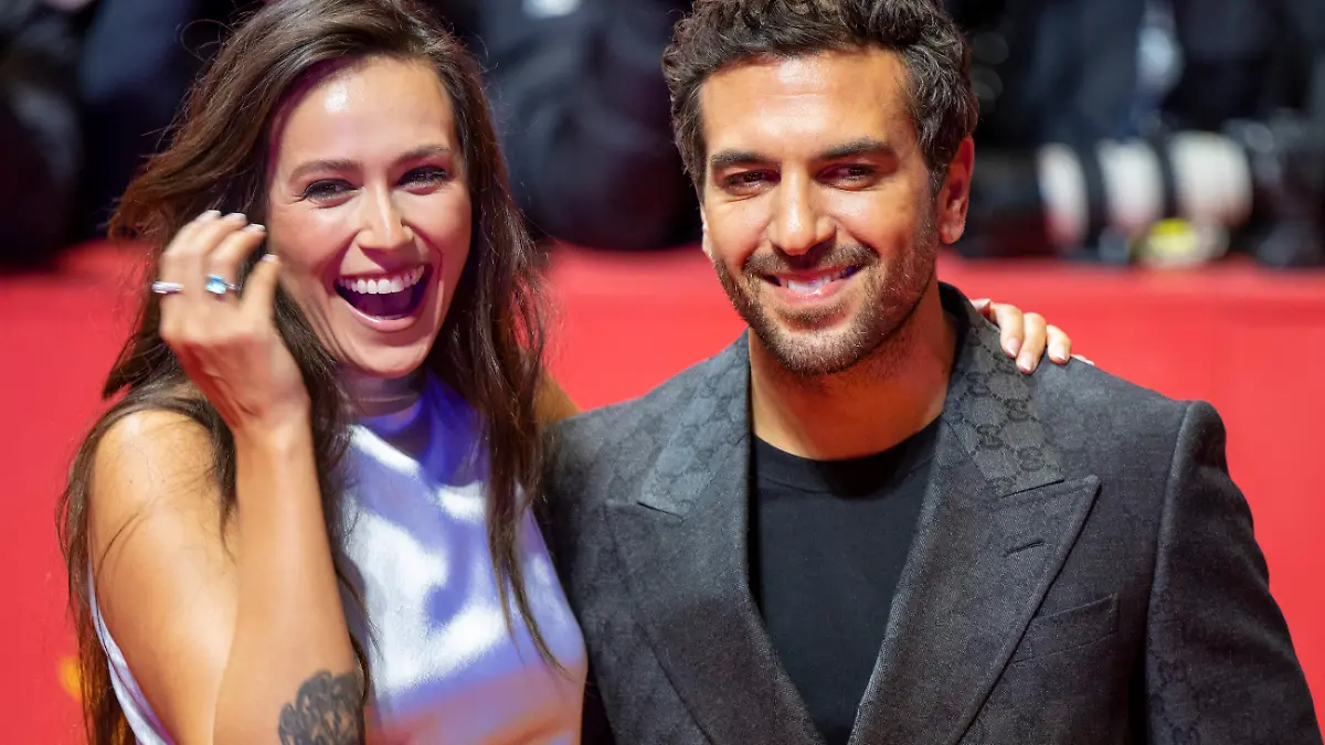 ARCHIV - 16.02.2023, Berlin: Schauspieler Elyas M'Barek (r) und Ehefrau Jessica Riso kommen zur Eröffnung der Berlinale. (zu dpa: «Schauspieler M'Barek genießt die Anonymität in New York») Foto: Monika Skolimowska/dpa +++ dpa-Bildfunk +++