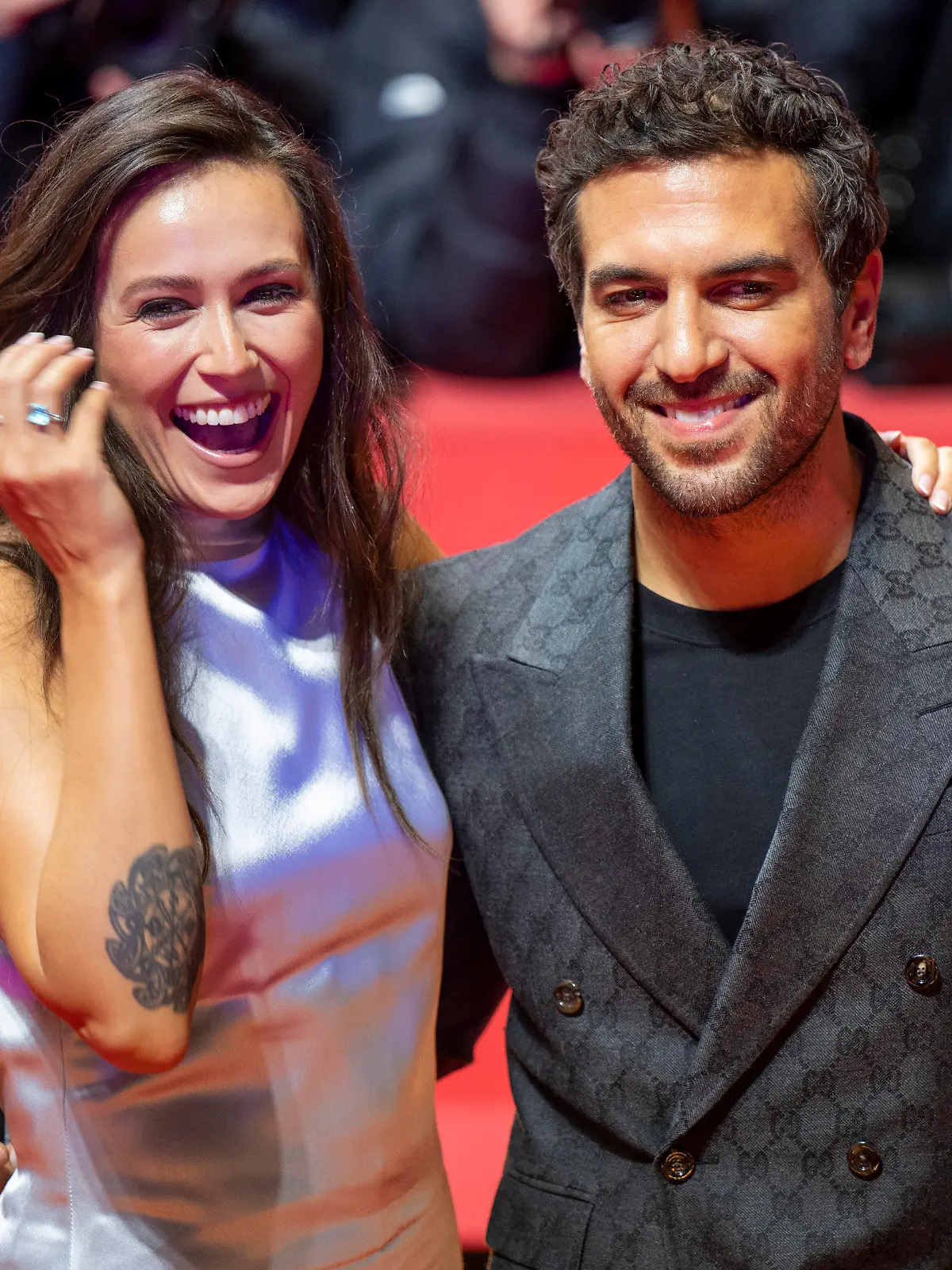 ARCHIV - 16.02.2023, Berlin: Schauspieler Elyas M'Barek (r) und Ehefrau Jessica Riso kommen zur Eröffnung der Berlinale. (zu dpa: «Schauspieler M'Barek genießt die Anonymität in New York») Foto: Monika Skolimowska/dpa +++ dpa-Bildfunk +++