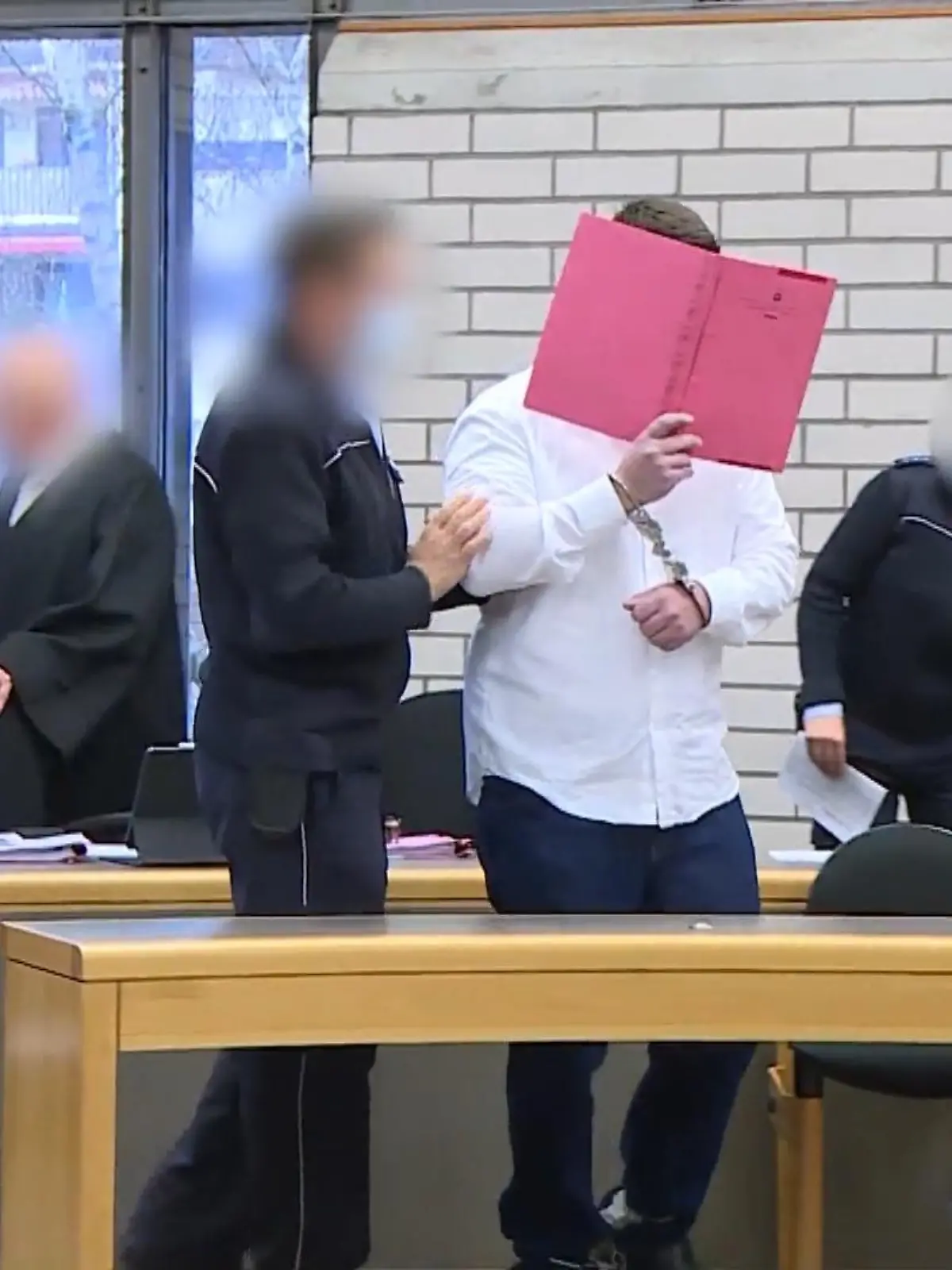 Für einen furchtbaren Mord an einer Sechsjährigen aus Baden-Baden ist ein Mann zu einer lebenslangen Freiheitsstrafe verurteilt worden. Das Landgericht stellte am Dienstag außerdem eine besondere Schwere der Schuld fest. Es sah es als erwiesen an, dass der 34-Jährige das Mädchen in der Nacht zum 19. Dezember vergangenen Jahres aus sexuellen Motiven mit einem Messer getötet und sich an der Leiche vergangen hat.