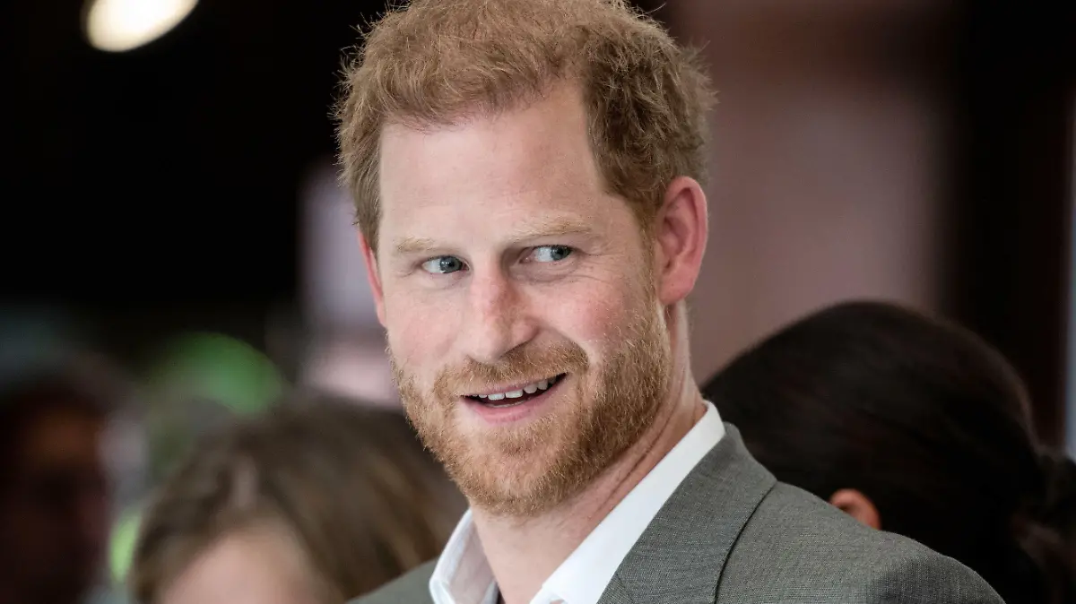 ARCHIV - 06.09.2022, Nordrhein-Westfalen, Düsseldorf: Prinz Harry (M), der Herzog von Sussex, wird im Rathaus begrüßt. Der Prinz und seine Frau waren in Düsseldorf, um für die «Invictus Games» 2023 zu werben.  (zu dpa "Stopover ohne Palast: Harry ist die größte Baustelle für Charles") Foto: Fabian Strauch/dpa +++ dpa-Bildfunk +++