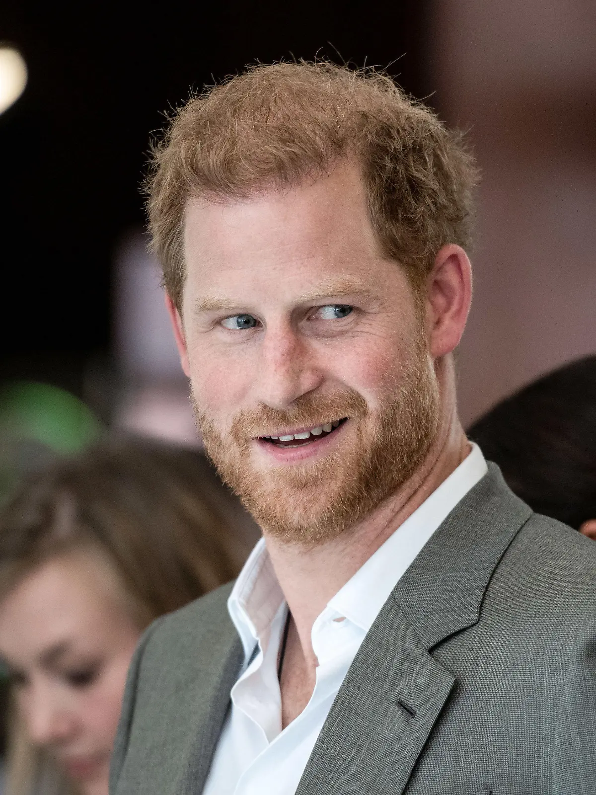 ARCHIV - 06.09.2022, Nordrhein-Westfalen, Düsseldorf: Prinz Harry (M), der Herzog von Sussex, wird im Rathaus begrüßt. Der Prinz und seine Frau waren in Düsseldorf, um für die «Invictus Games» 2023 zu werben.  (zu dpa "Stopover ohne Palast: Harry ist die größte Baustelle für Charles") Foto: Fabian Strauch/dpa +++ dpa-Bildfunk +++