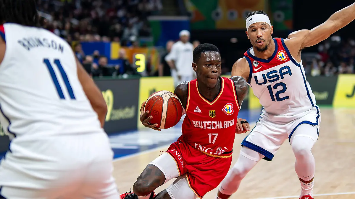 Basketball Manila Pasay 08.09.2023 FIBA Basketball World Cup 2023 Weltmeisterschaft der Männer Halbfinale Vereinigte Staaten von Amerika USA - Deutschland GER Dennis Schröder / Schroeder Deutschland, No.17 Schröder Schroder JOSH HART USA, No.12 *** Basketball Manila Pasay 08 09 2023 FIBA Basketball World Cup 2023 Mens World Cup Semifinals United States of America USA Germany GER Dennis Schröder Schroeder Germany, No 17 Schröder Schroder JOSH HART USA, No 12