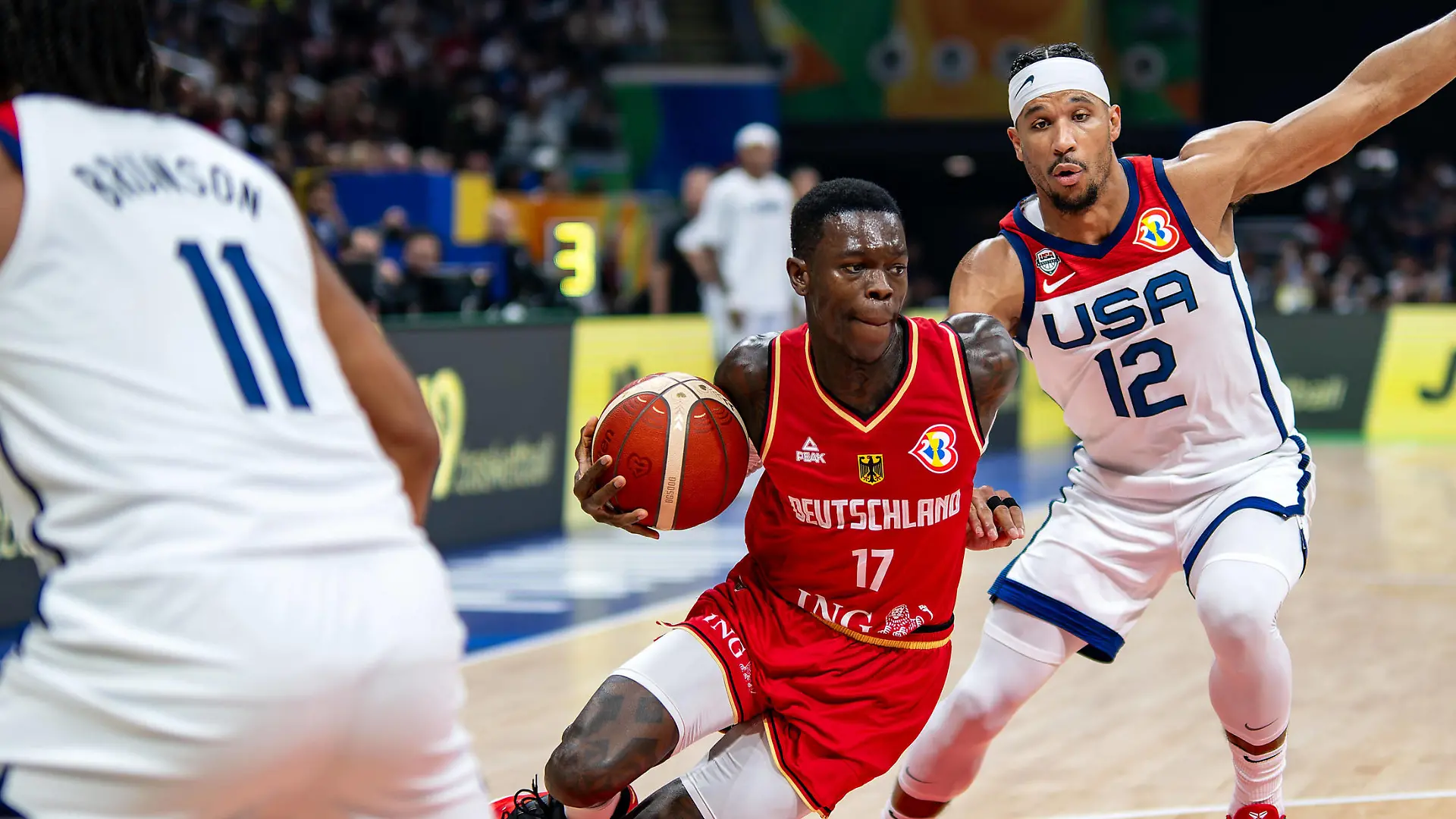 Basketball Manila Pasay 08.09.2023 FIBA Basketball World Cup 2023 Weltmeisterschaft der Männer Halbfinale Vereinigte Staaten von Amerika USA - Deutschland GER Dennis Schröder / Schroeder Deutschland, No.17 Schröder Schroder JOSH HART USA, No.12 *** Basketball Manila Pasay 08 09 2023 FIBA Basketball World Cup 2023 Mens World Cup Semifinals United States of America USA Germany GER Dennis Schröder Schroeder Germany, No 17 Schröder Schroder JOSH HART USA, No 12