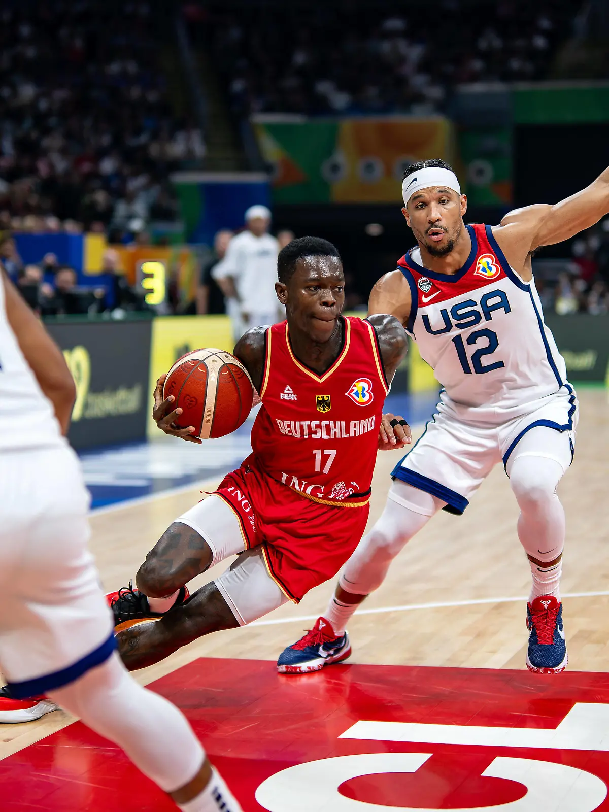 Basketball Manila Pasay 08.09.2023 FIBA Basketball World Cup 2023 Weltmeisterschaft der Männer Halbfinale Vereinigte Staaten von Amerika USA - Deutschland GER Dennis Schröder / Schroeder Deutschland, No.17 Schröder Schroder JOSH HART USA, No.12 *** Basketball Manila Pasay 08 09 2023 FIBA Basketball World Cup 2023 Mens World Cup Semifinals United States of America USA Germany GER Dennis Schröder Schroeder Germany, No 17 Schröder Schroder JOSH HART USA, No 12