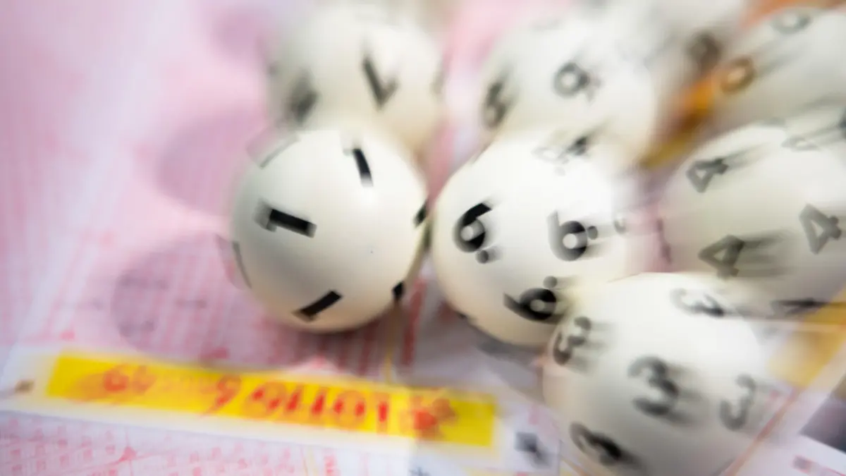 ARCHIV - 08.01.2020, Stuttgart: Lotto-Kugeln liegen auf einem Lottoschein. (zu dpa: «Lotto Rheinland-Pfalz macht etwas mehr Gewinn - dank Eurojackpot») Foto: Tom Weller/dpa +++ dpa-Bildfunk +++