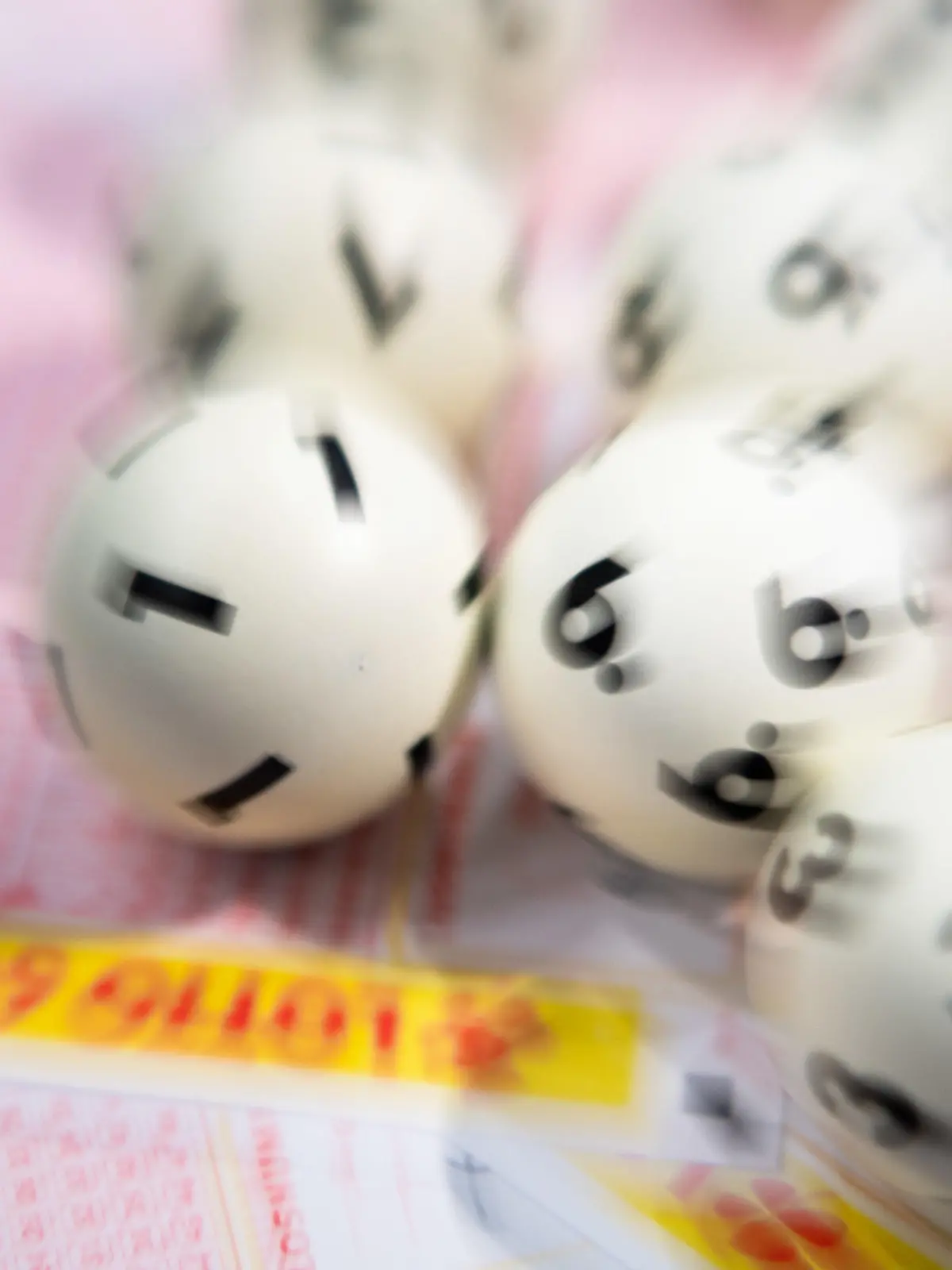 ARCHIV - 08.01.2020, Stuttgart: Lotto-Kugeln liegen auf einem Lottoschein. (zu dpa: «Lotto Rheinland-Pfalz macht etwas mehr Gewinn - dank Eurojackpot») Foto: Tom Weller/dpa +++ dpa-Bildfunk +++