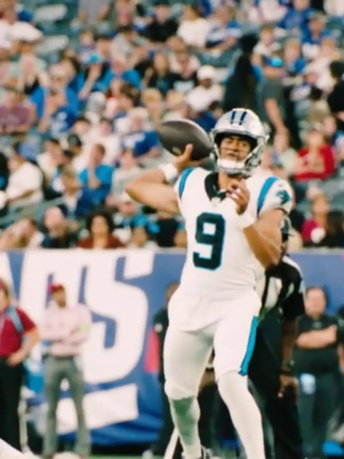 Bryce Young (22) steht eine große NFL-Karriere bevor - die heute beginnt.

Der 22-jährige Quarterback der Carolina Panthers gibt heute sein NFL Debüt. Seine Gegner: Die Atlanta Falcons! Erst vor wenigen Monaten wurde der Youngster im NFL-Draft an erster Stelle in die Liga gewählt – jetzt machte ihn sein Team sogar zum Kapitän. Was eine Ehre!