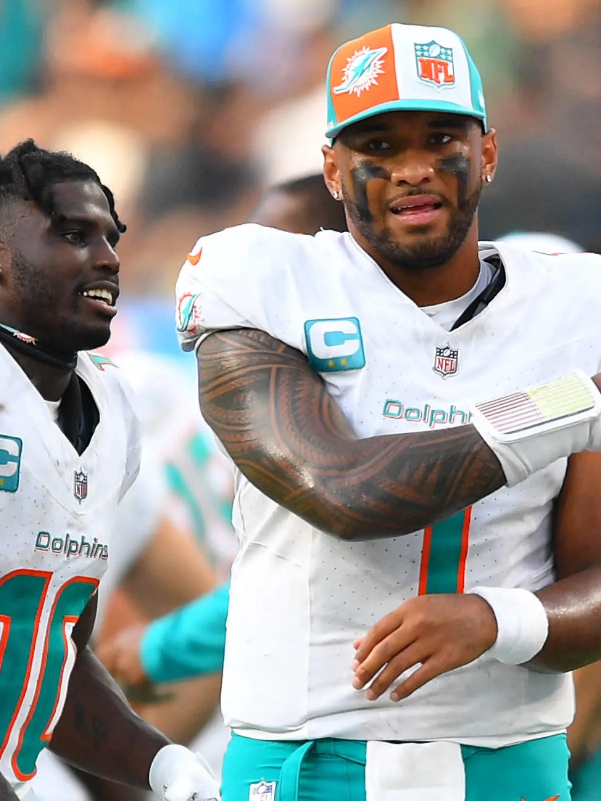 INGLEWOOD, CA - SEPTEMBER 10: Miami Dolphins quarterback Tua Tagovailoa 1 celebrates with Miami Dolphins wide receiver Tyreek Hill 10 during the NFL, American Football Herren, USA regular season game between the Miami Dolphins and the Los Angeles Chargers on September 10, 2023, at SoFi Stadium in Inglewood, CA. Photo by Brian Rothmuller/Icon Sportswire NFL: SEP 10 Dolphins at Chargers EDITORIAL USE ONLY Icon230910033