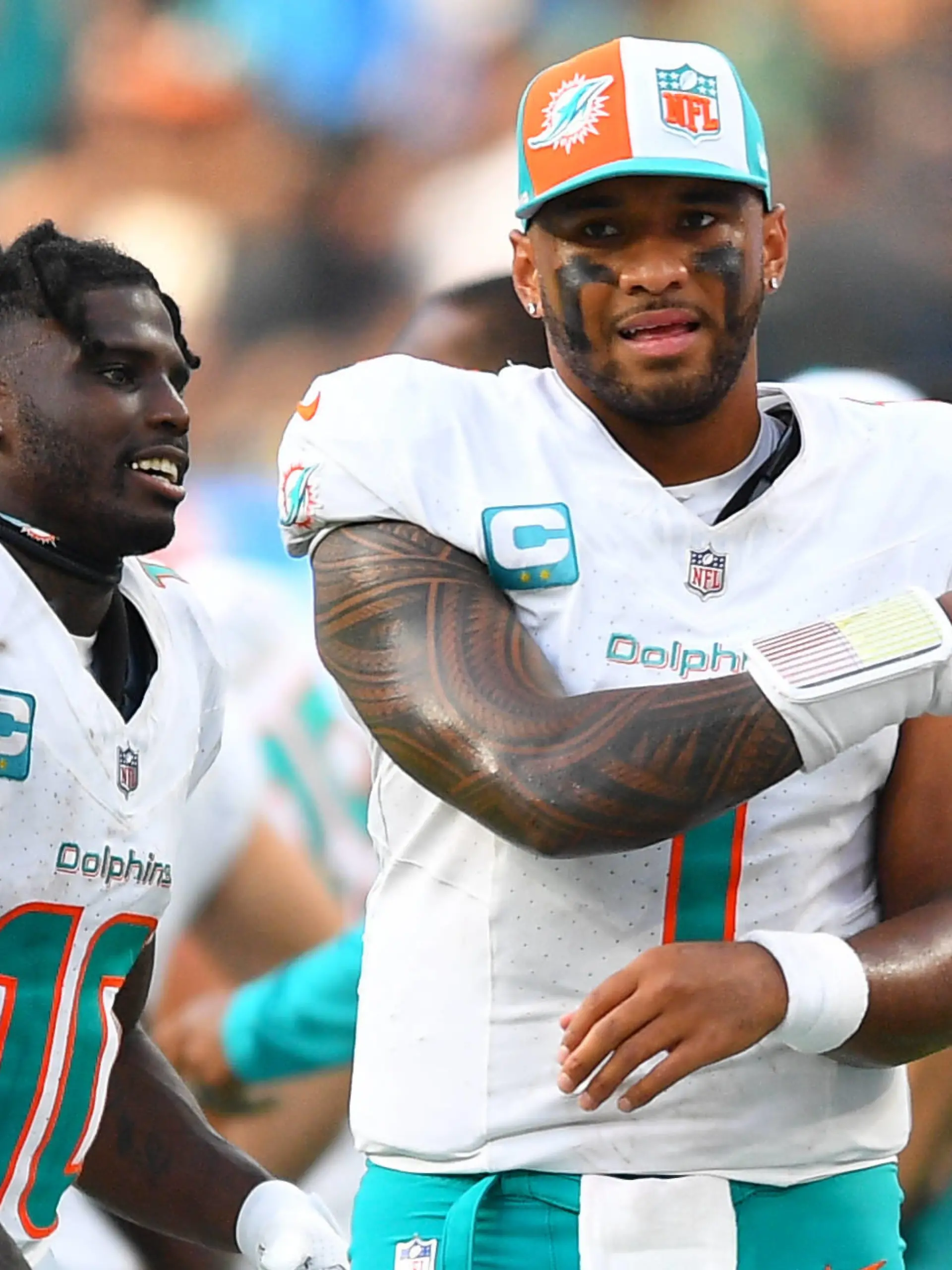 INGLEWOOD, CA - SEPTEMBER 10: Miami Dolphins quarterback Tua Tagovailoa 1 celebrates with Miami Dolphins wide receiver Tyreek Hill 10 during the NFL, American Football Herren, USA regular season game between the Miami Dolphins and the Los Angeles Chargers on September 10, 2023, at SoFi Stadium in Inglewood, CA. Photo by Brian Rothmuller/Icon Sportswire NFL: SEP 10 Dolphins at Chargers EDITORIAL USE ONLY Icon230910033