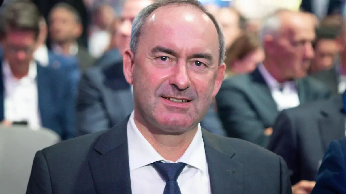 Eroeffnung der IAA Mobility 2023 durch den Bundeskanzler in Muenchen Hubert Aiwanger stellvertretender bayerischer Ministerpräsident sowie bayerischer Wirtschaftsminister im Portrait bei der Eroeffnungsveranstaltung der Internationalen Automobilausstellung IAA Mobility 2023 in Muenchen. , Muenchen, 05.09.2023 Muenchen Bayern Deutschland *** Opening of the IAA Mobility 2023 by the German Chancellor in Munich Hubert Aiwanger Deputy Bavarian Minister President as well as Bavarian Minister of Economic Affairs in portrait at the opening event of the International Motor Show IAA Mobility 2023 in Munich , Munich, 05 09 2023 Munich Bavaria Germany