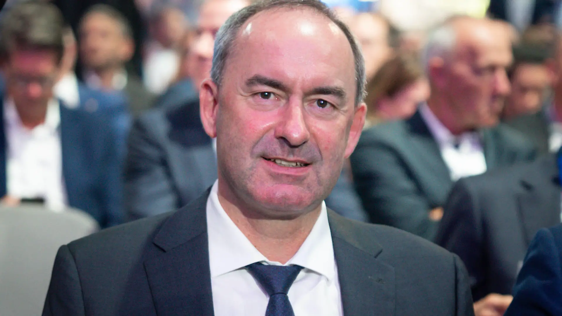 Eroeffnung der IAA Mobility 2023 durch den Bundeskanzler in Muenchen Hubert Aiwanger stellvertretender bayerischer Ministerpräsident sowie bayerischer Wirtschaftsminister im Portrait bei der Eroeffnungsveranstaltung der Internationalen Automobilausstellung IAA Mobility 2023 in Muenchen. , Muenchen, 05.09.2023 Muenchen Bayern Deutschland *** Opening of the IAA Mobility 2023 by the German Chancellor in Munich Hubert Aiwanger Deputy Bavarian Minister President as well as Bavarian Minister of Economic Affairs in portrait at the opening event of the International Motor Show IAA Mobility 2023 in Munich , Munich, 05 09 2023 Munich Bavaria Germany