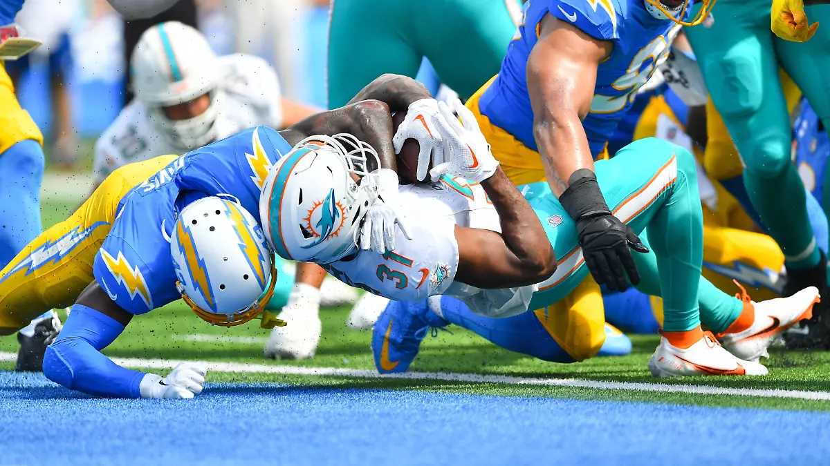 INGLEWOOD, CA - SEPTEMBER 10: Miami Dolphins running back Raheem Mostert 31 falls into the end zone for a touchdown during the NFL, American Football Herren, USA regular season game between the Miami Dolphins and the Los Angeles Chargers on September 10, 2023, at SoFi Stadium in Inglewood, CA. Photo by Brian Rothmuller/Icon Sportswire NFL: SEP 10 Dolphins at Chargers EDITORIAL USE ONLY Icon230910005