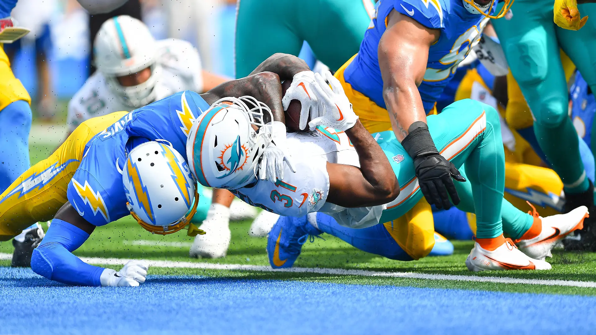 INGLEWOOD, CA - SEPTEMBER 10: Miami Dolphins running back Raheem Mostert 31 falls into the end zone for a touchdown during the NFL, American Football Herren, USA regular season game between the Miami Dolphins and the Los Angeles Chargers on September 10, 2023, at SoFi Stadium in Inglewood, CA. Photo by Brian Rothmuller/Icon Sportswire NFL: SEP 10 Dolphins at Chargers EDITORIAL USE ONLY Icon230910005