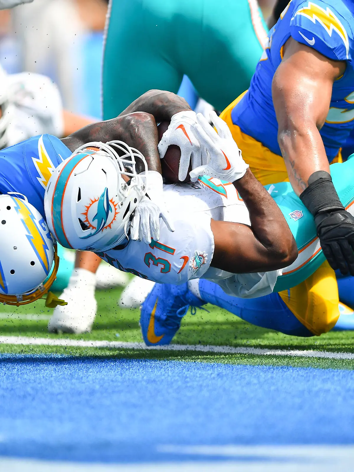 INGLEWOOD, CA - SEPTEMBER 10: Miami Dolphins running back Raheem Mostert 31 falls into the end zone for a touchdown during the NFL, American Football Herren, USA regular season game between the Miami Dolphins and the Los Angeles Chargers on September 10, 2023, at SoFi Stadium in Inglewood, CA. Photo by Brian Rothmuller/Icon Sportswire NFL: SEP 10 Dolphins at Chargers EDITORIAL USE ONLY Icon230910005