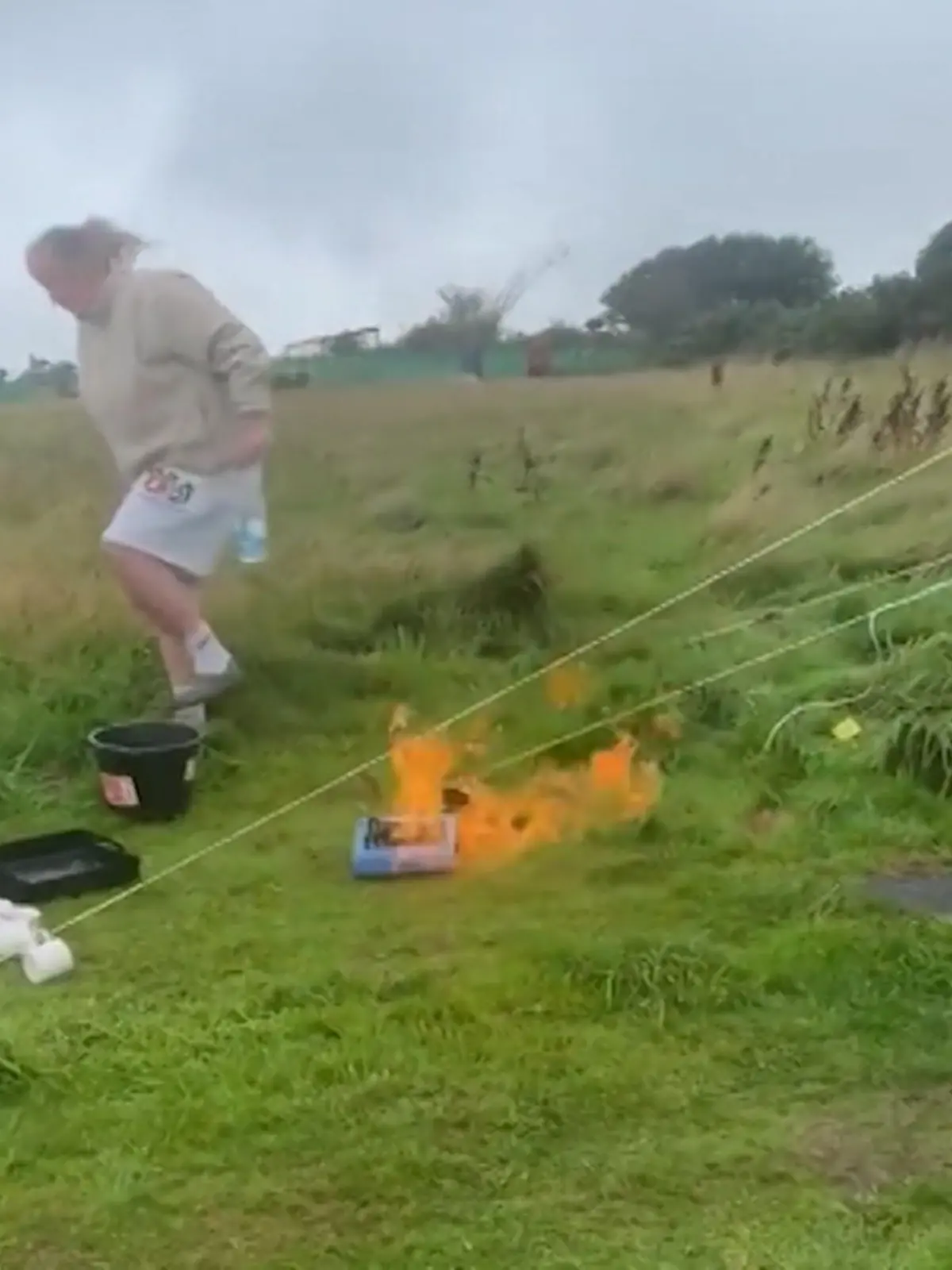 Dieser Junggesellinnenabschied endet im absoluten Chaos! George Pattinson hat ein tolles Zelt zum Campen organisiert - soll ja Spaß machen so ein JGA. Aber in Cornwall läuft es nicht wie geplant. Das Wetter zeigt sich nämlich nicht gerade von seiner besten Seite. Erst bleibt das Auto im Schlamm stecken, auf dem Weg zum Klo rutscht dann auch noch die zukünftige Braut Ellie aus und landet im Matsch. Immerhin kann sie noch lachen. Aber auch das Zelt hält dem Wetter nicht stand. Die tapferen Frauen geben nicht auf und halten dagegen.