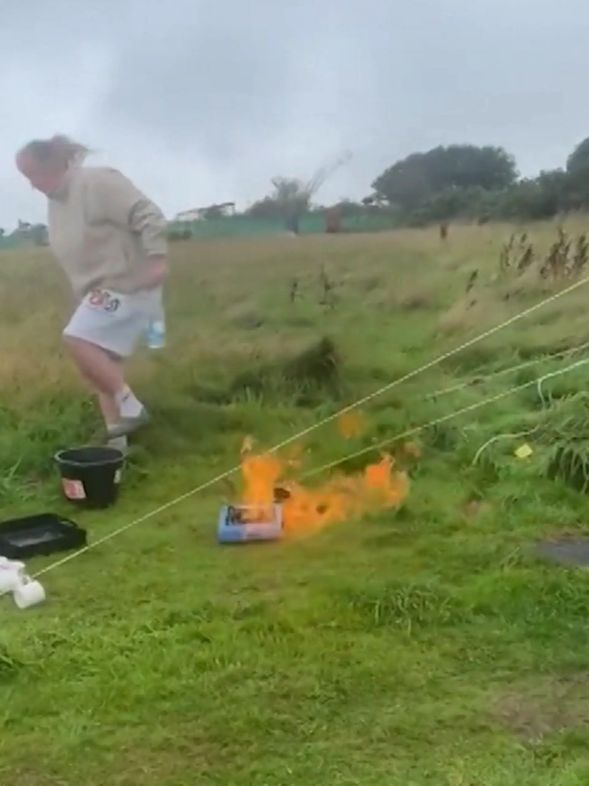 Dieser Junggesellinnenabschied endet im absoluten Chaos! George Pattinson hat ein tolles Zelt zum Campen organisiert - soll ja Spaß machen so ein JGA. Aber in Cornwall läuft es nicht wie geplant. Das Wetter zeigt sich nämlich nicht gerade von seiner besten Seite. Erst bleibt das Auto im Schlamm stecken, auf dem Weg zum Klo rutscht dann auch noch die zukünftige Braut Ellie aus und landet im Matsch. Immerhin kann sie noch lachen. Aber auch das Zelt hält dem Wetter nicht stand. Die tapferen Frauen geben nicht auf und halten dagegen.
