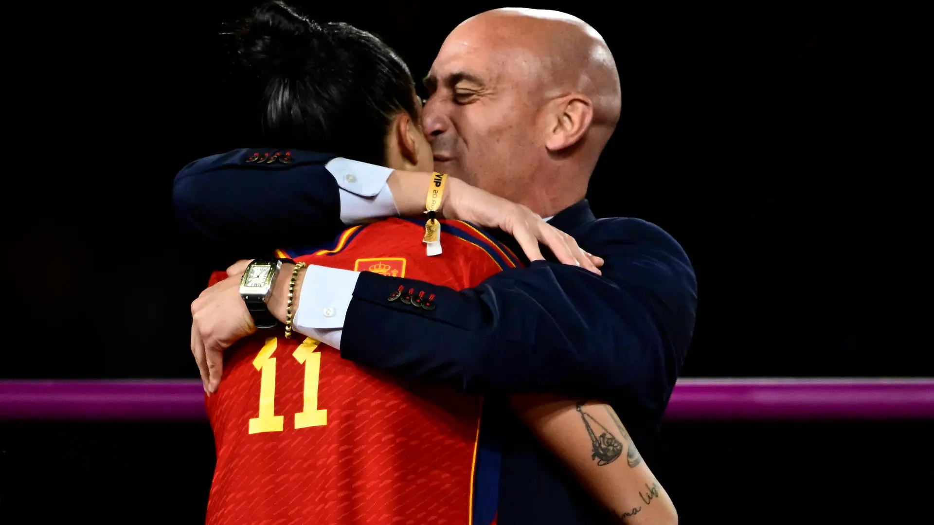 Der Kuss-Eklat um den spanischen Verbandspräsidenten Luis Rubiales wird die Luft immer dünner. Während seine Mama in den Hungerstreik tritt, hält seine Cousine eine flammende Verteidigungsrede.