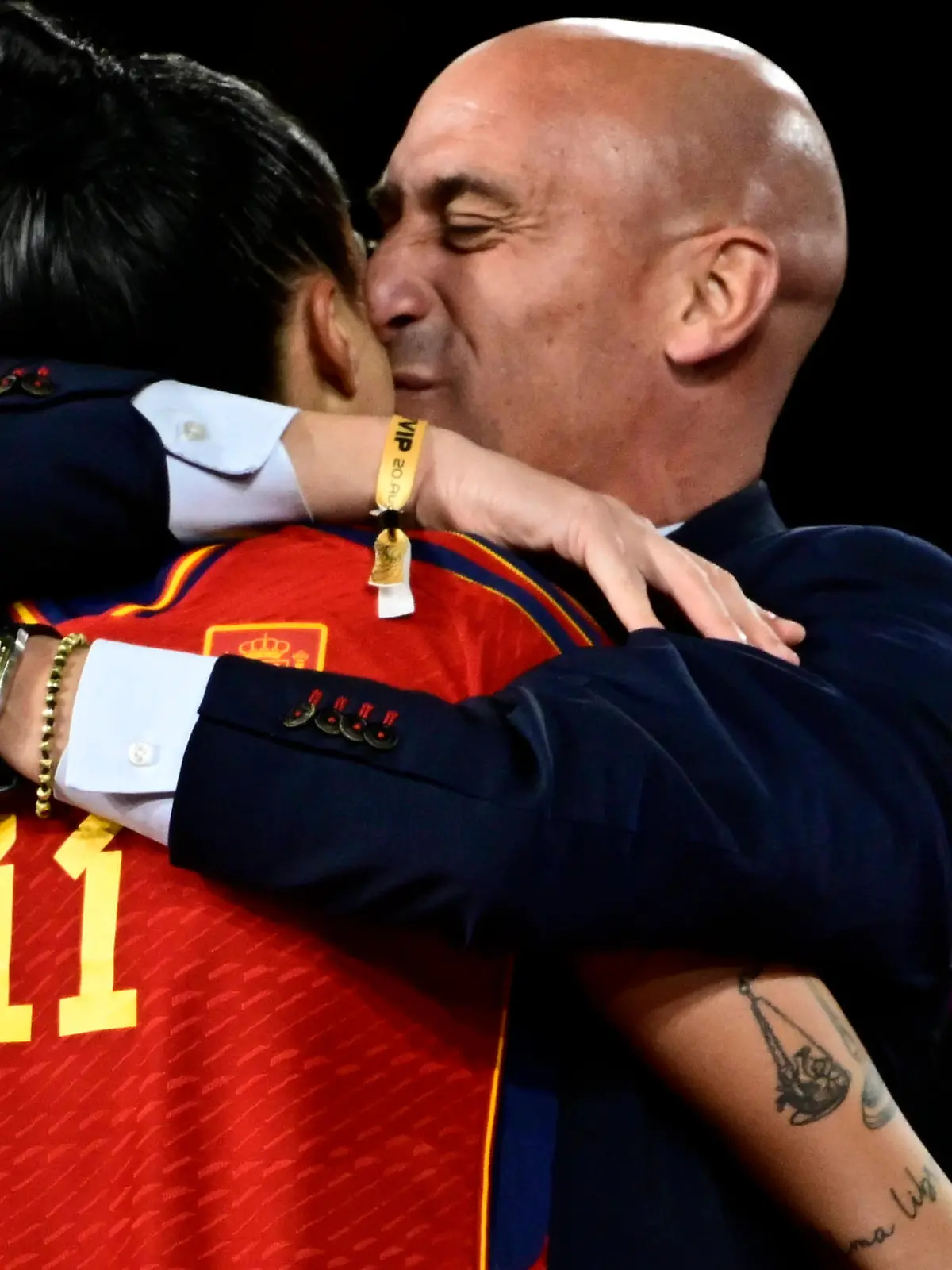 Der Kuss-Eklat um den spanischen Verbandspräsidenten Luis Rubiales wird die Luft immer dünner. Während seine Mama in den Hungerstreik tritt, hält seine Cousine eine flammende Verteidigungsrede.