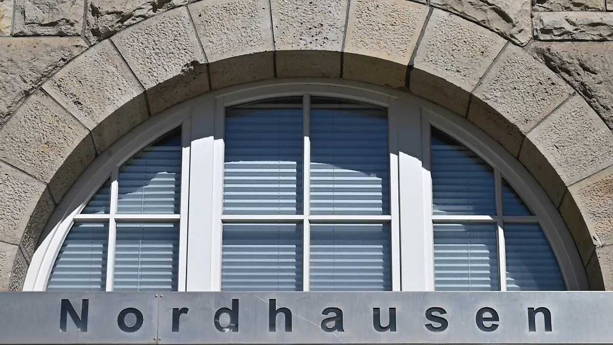 06.09.2023, Thüringen, Nordhausen: ·Nordhausen· steht über der TourismusInformation in der Innenstadt, wenige Tage vor der Oberbürgermeisterwahl in Nordhausen. Der parteilose Amtsinhaber Buchmann geht trotz eines laufenden Disziplinarverfahrens ins Rennen. Erst vergangene Woche war der zwischenzeitlich suspendierte Oberbürgermeister ins Rathaus zurückgekehrt. Gegen ihn treten bei der Wahl am 10. September Herausforderer von CDU, SPD, AfD, FDP und Grünen an. Foto: Martin Schutt/dpa +++ dpa-Bildfunk +++