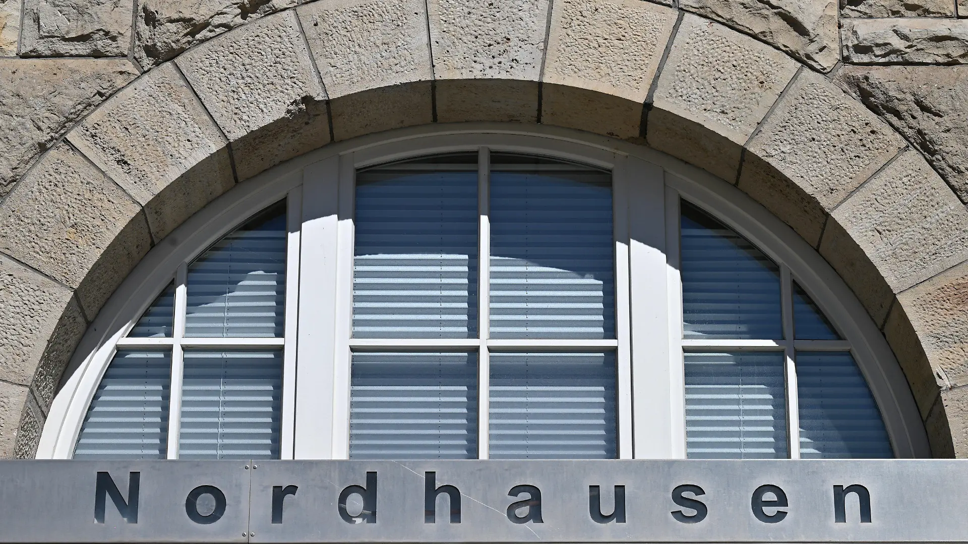 06.09.2023, Thüringen, Nordhausen: ·Nordhausen· steht über der TourismusInformation in der Innenstadt, wenige Tage vor der Oberbürgermeisterwahl in Nordhausen. Der parteilose Amtsinhaber Buchmann geht trotz eines laufenden Disziplinarverfahrens ins Rennen. Erst vergangene Woche war der zwischenzeitlich suspendierte Oberbürgermeister ins Rathaus zurückgekehrt. Gegen ihn treten bei der Wahl am 10. September Herausforderer von CDU, SPD, AfD, FDP und Grünen an. Foto: Martin Schutt/dpa +++ dpa-Bildfunk +++