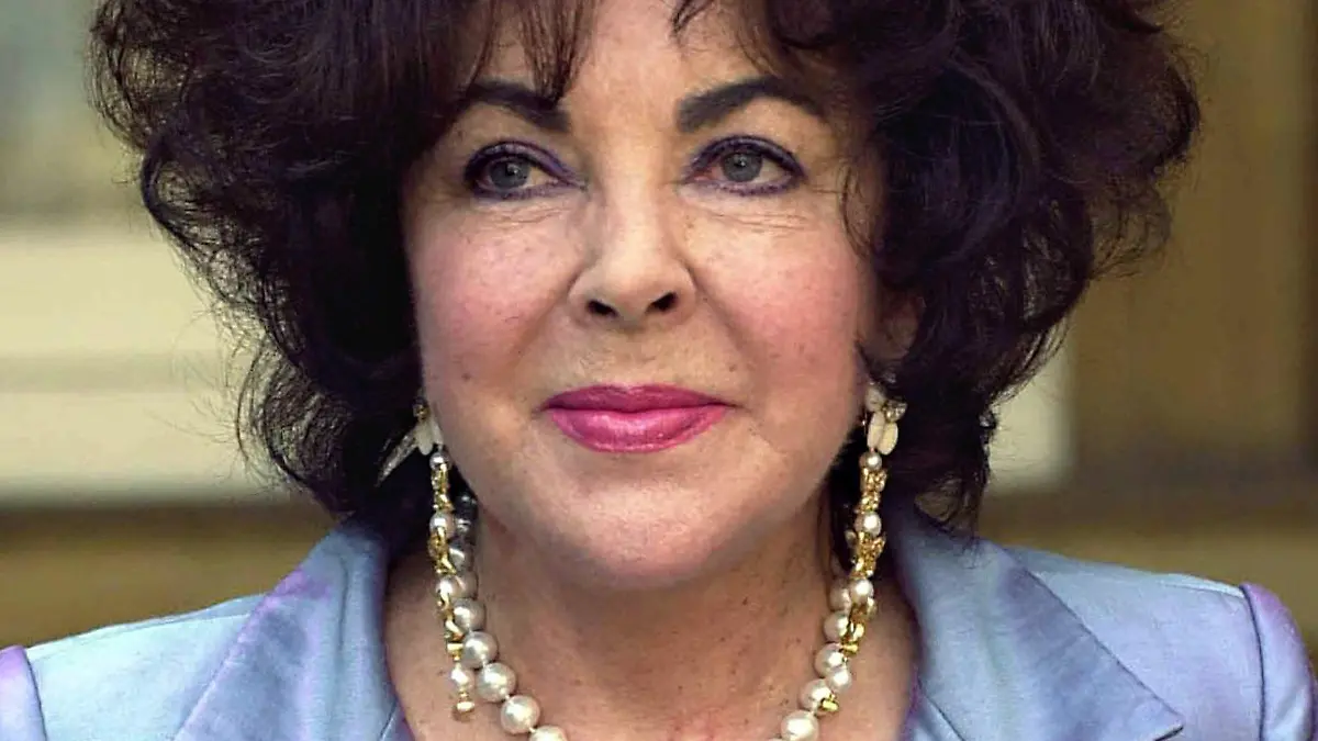 ARCHIV - Hollywood-Queen Elizabeth Taylor (Archivfoto vom 16.05.2000). Ausgefallene Weihnachtsgeschenke bieten derzeit mehrere Auktionen in New York und Los Angeles: Von den Liz-Taylor-Juwelen über Requisiten von Hollywood-Klassikern bis hin zum Bett, in dem Michael Jackson starb - die Auswahl ist groß. Foto: Hanson/EPA (zu dpa 0389 vom 15.12.2011)  +++(c) dpa - Bildfunk+++