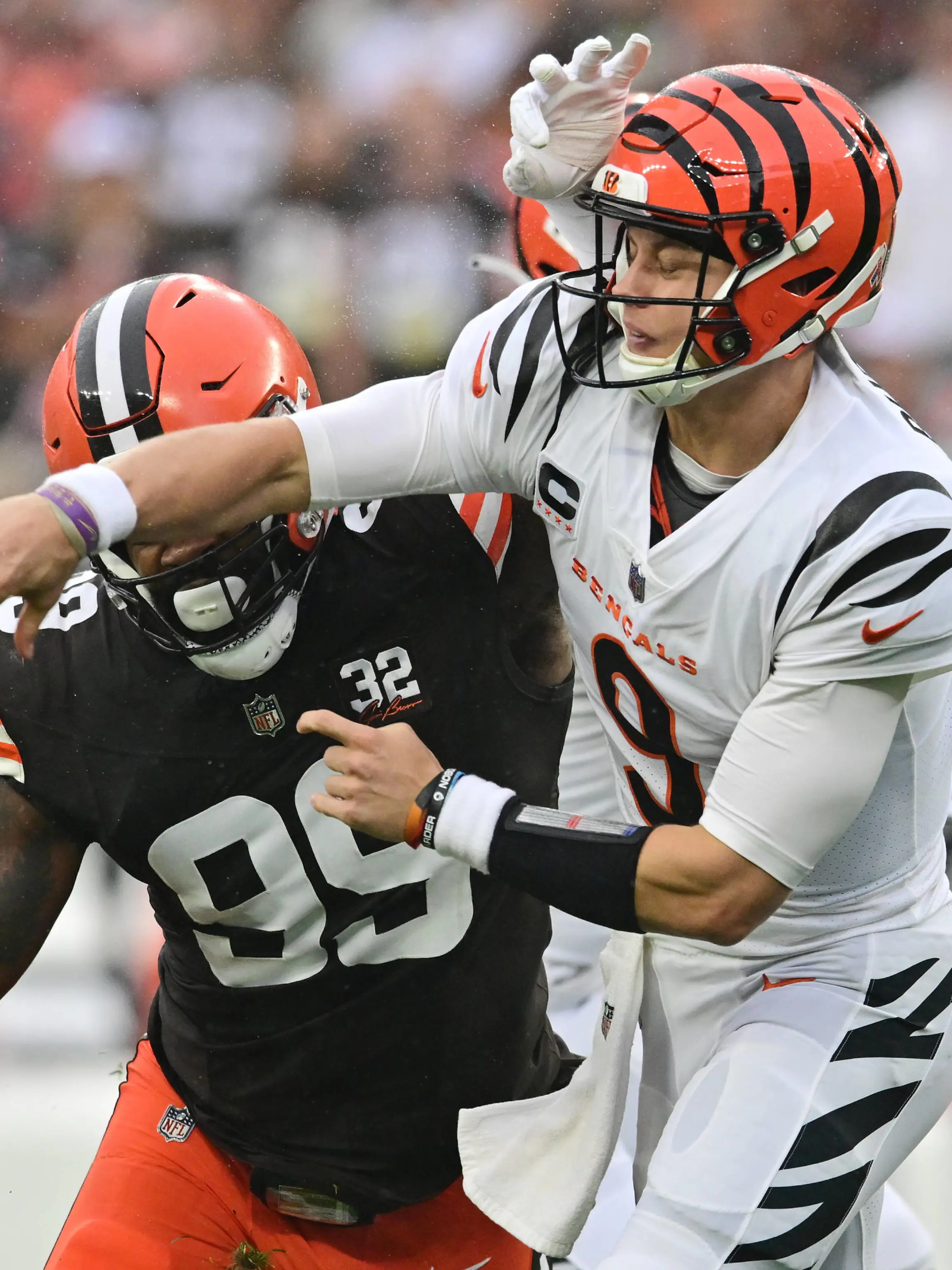 NFL, American Football Herren, USA Cincinnati Bengals at Cleveland Browns Sep 10, 2023 Cleveland, Ohio, USA Cincinnati Bengals quarterback Joe Burrow 9 throws a pass under pressure from Cleveland Browns defensive end Za Darius Smith 99 during the first half at Cleveland Browns Stadium. Cleveland Cleveland Browns Stadium Ohio USA, EDITORIAL USE ONLY PUBLICATIONxINxGERxSUIxAUTxONLY Copyright: xKenxBlazex 20230910_kab_bk4_007